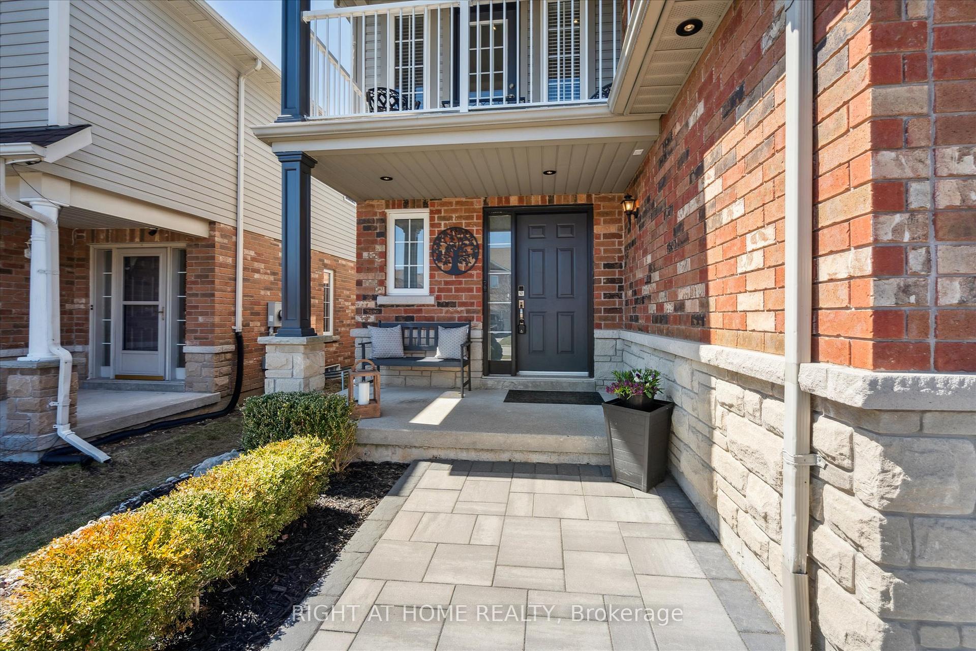 Photo 3 of 668 Blythwood Square, Oshawa, Samac — HOMEH