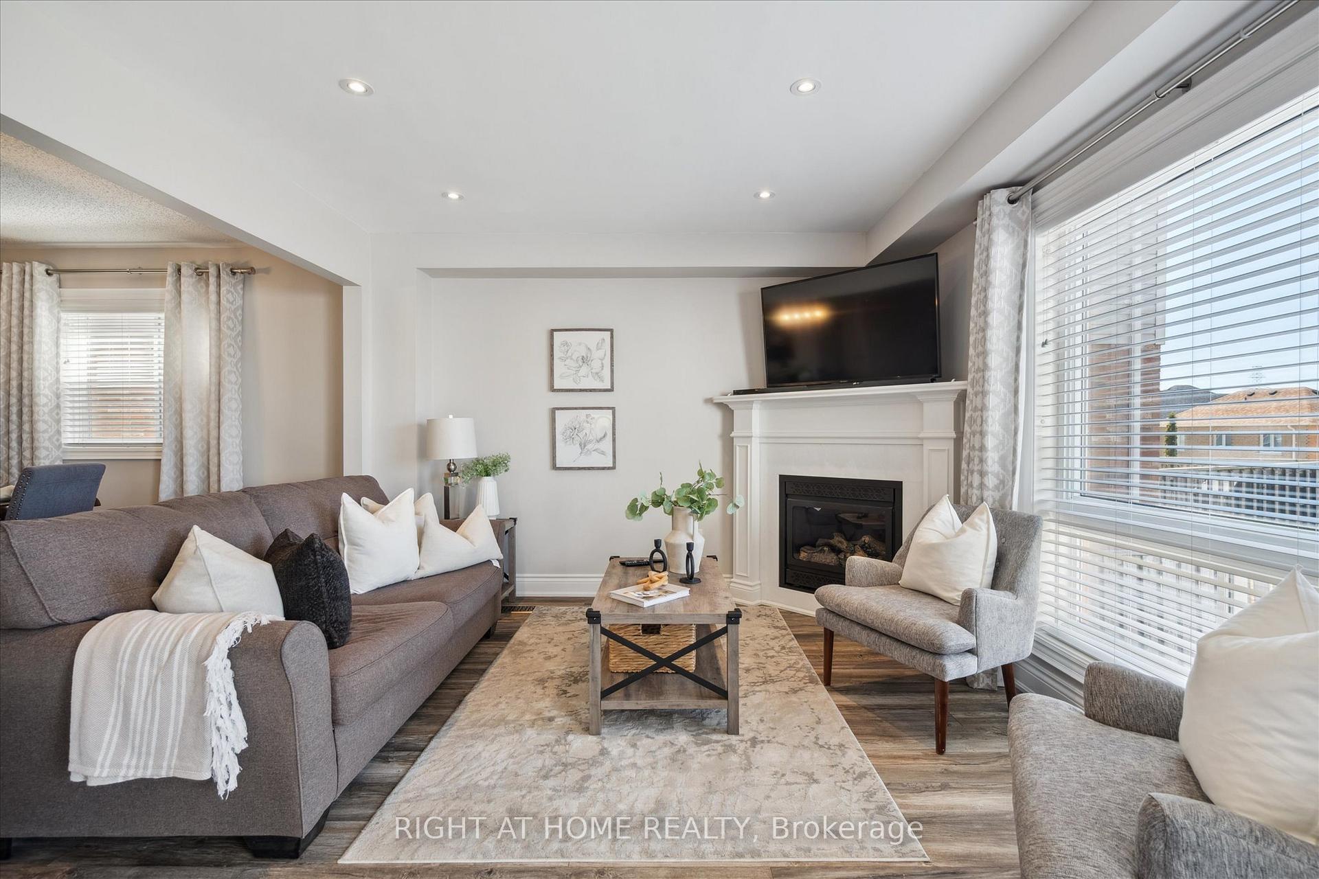 Photo 4 of 668 Blythwood Square, Oshawa, Samac — HOMEH