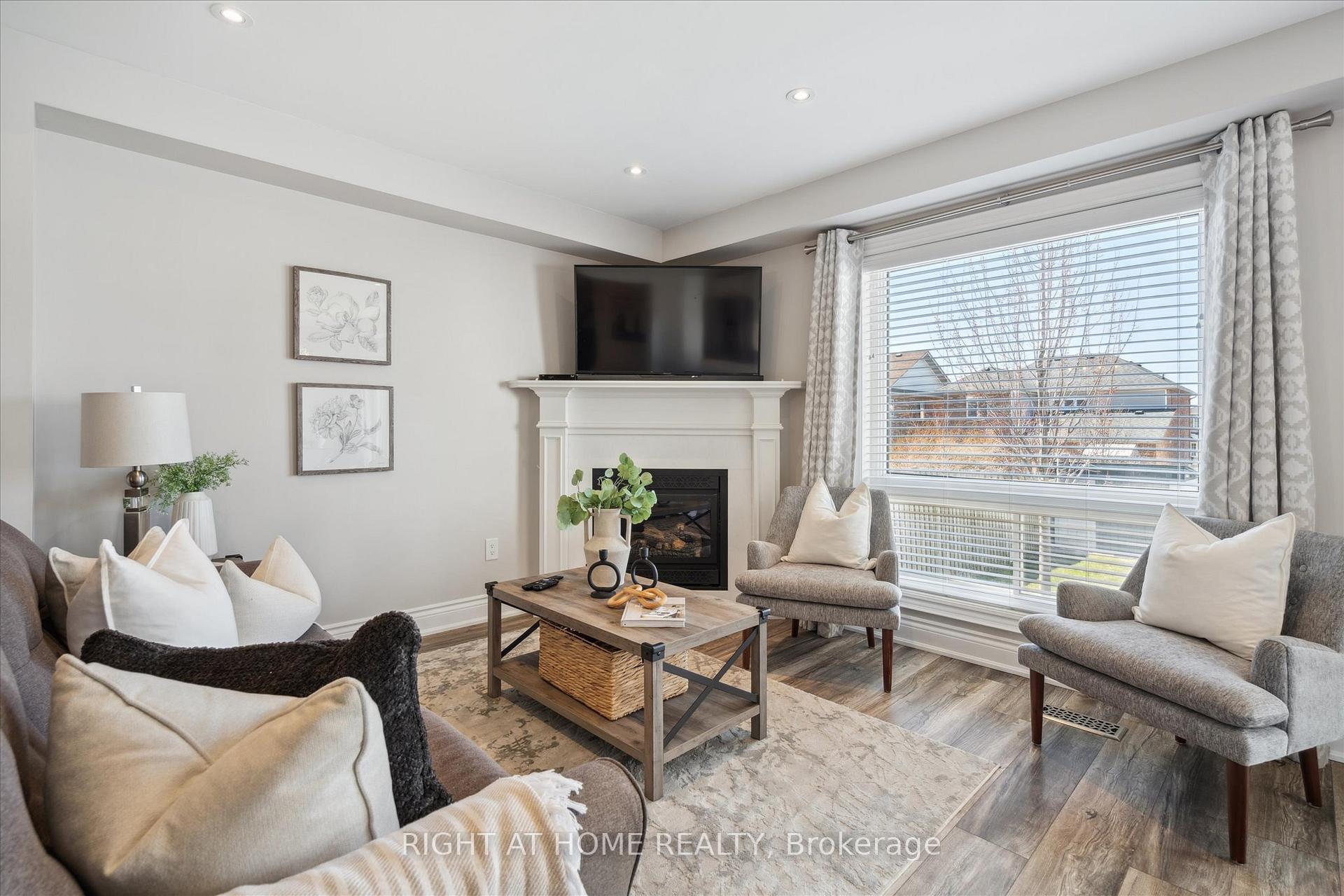 Photo 5 of 668 Blythwood Square, Oshawa, Samac — HOMEH