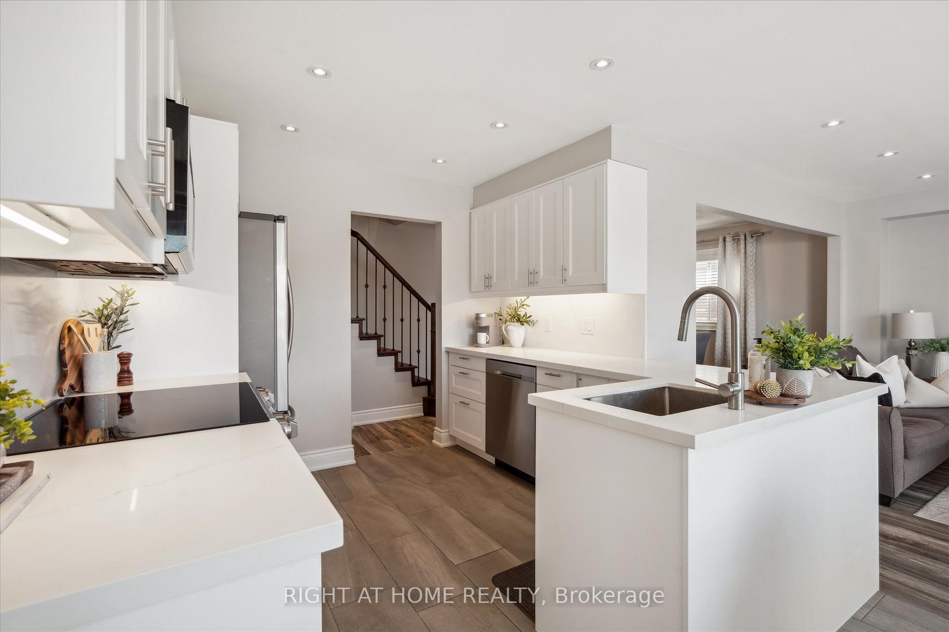 Photo 8 of 668 Blythwood Square, Oshawa, Samac — HOMEH