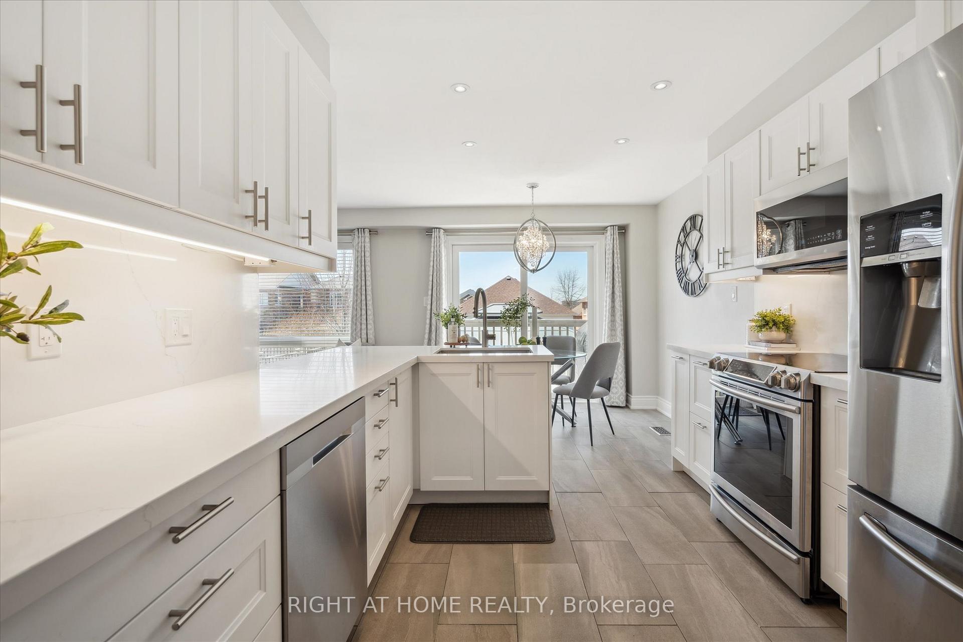 Photo 9 of 668 Blythwood Square, Oshawa, Samac — HOMEH