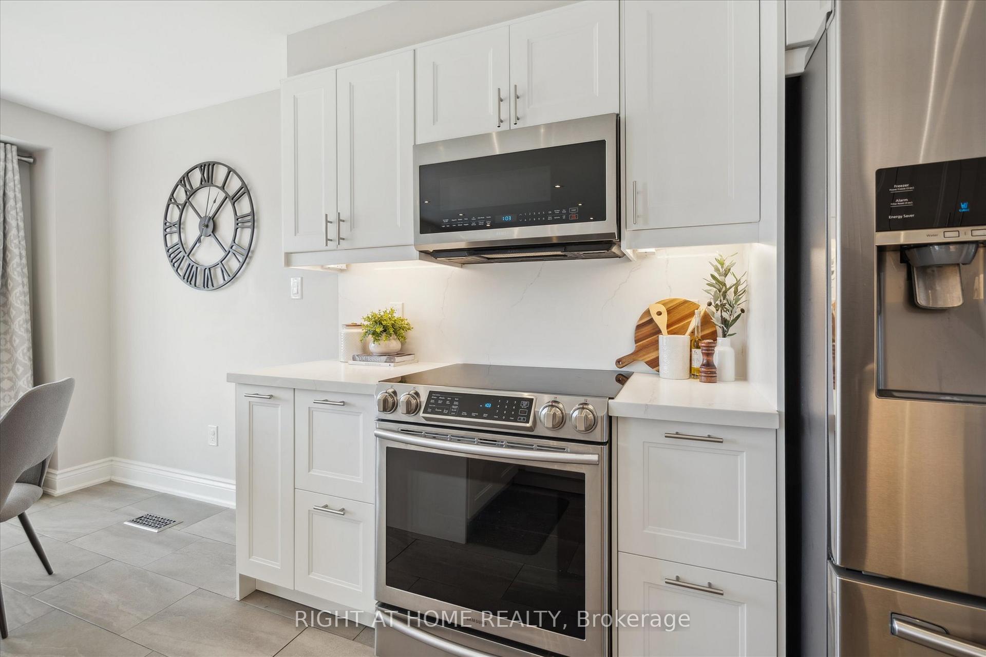 Photo 11 of 668 Blythwood Square, Oshawa, Samac — HOMEH