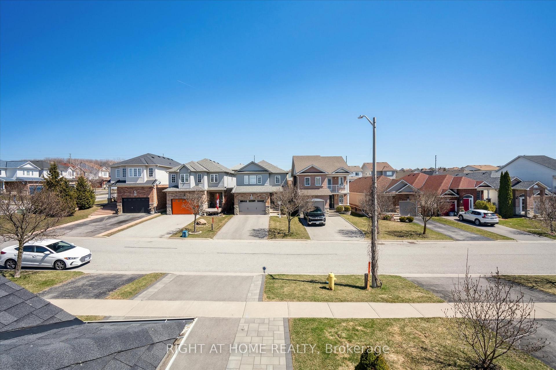 Photo 16 of 668 Blythwood Square, Oshawa, Samac — HOMEH