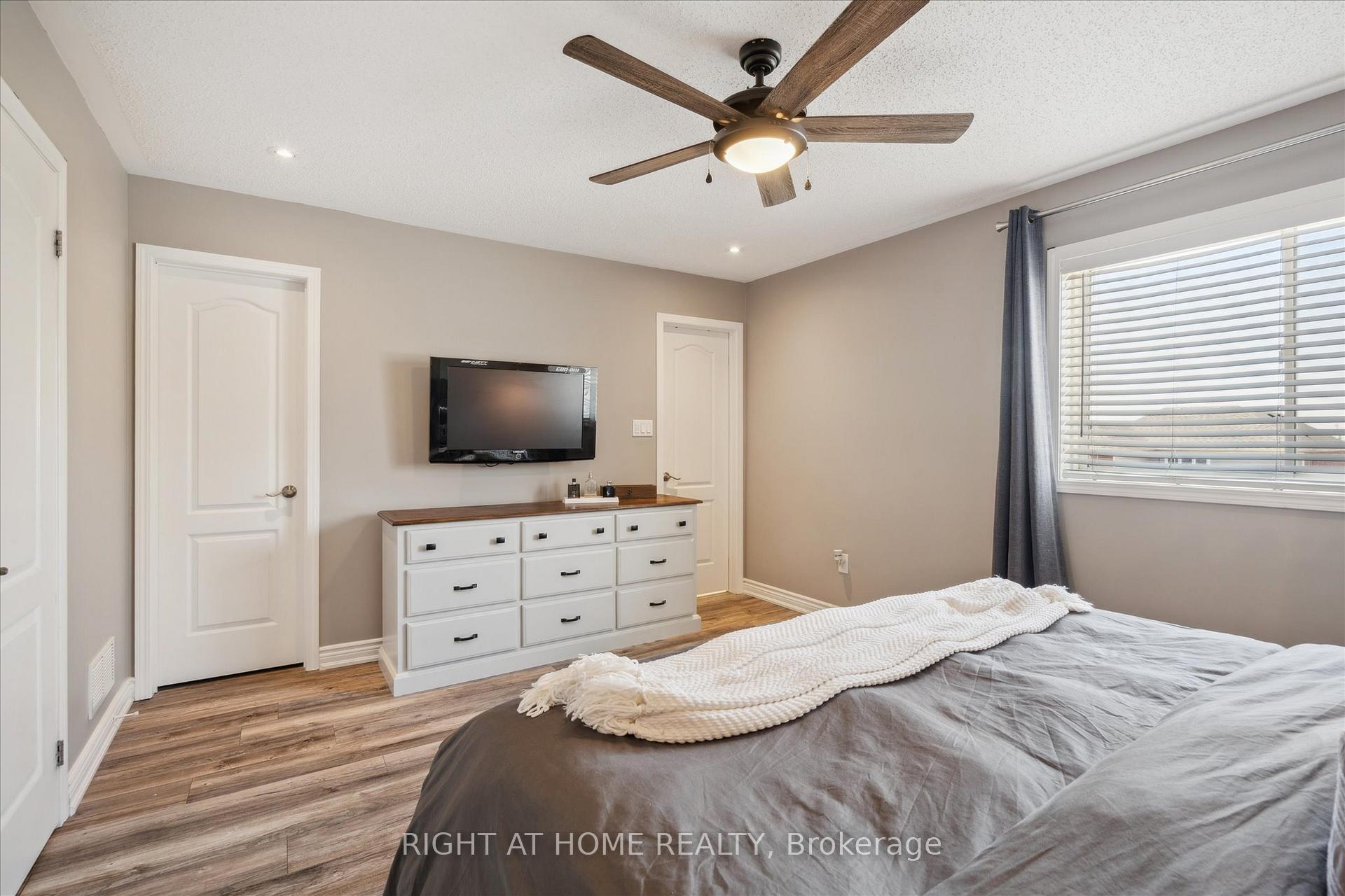 Photo 18 of 668 Blythwood Square, Oshawa, Samac — HOMEH