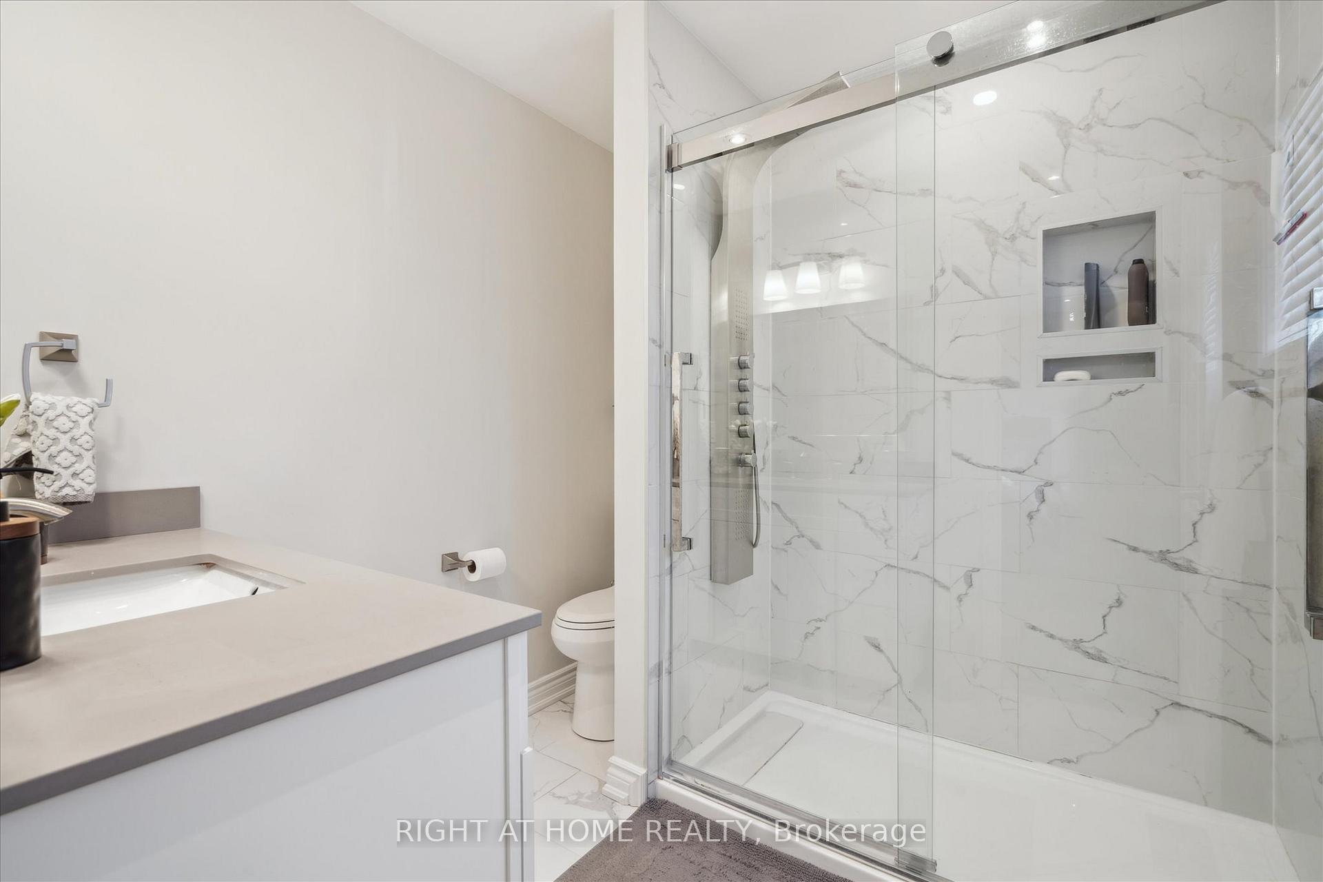 Photo 19 of 668 Blythwood Square, Oshawa, Samac — HOMEH