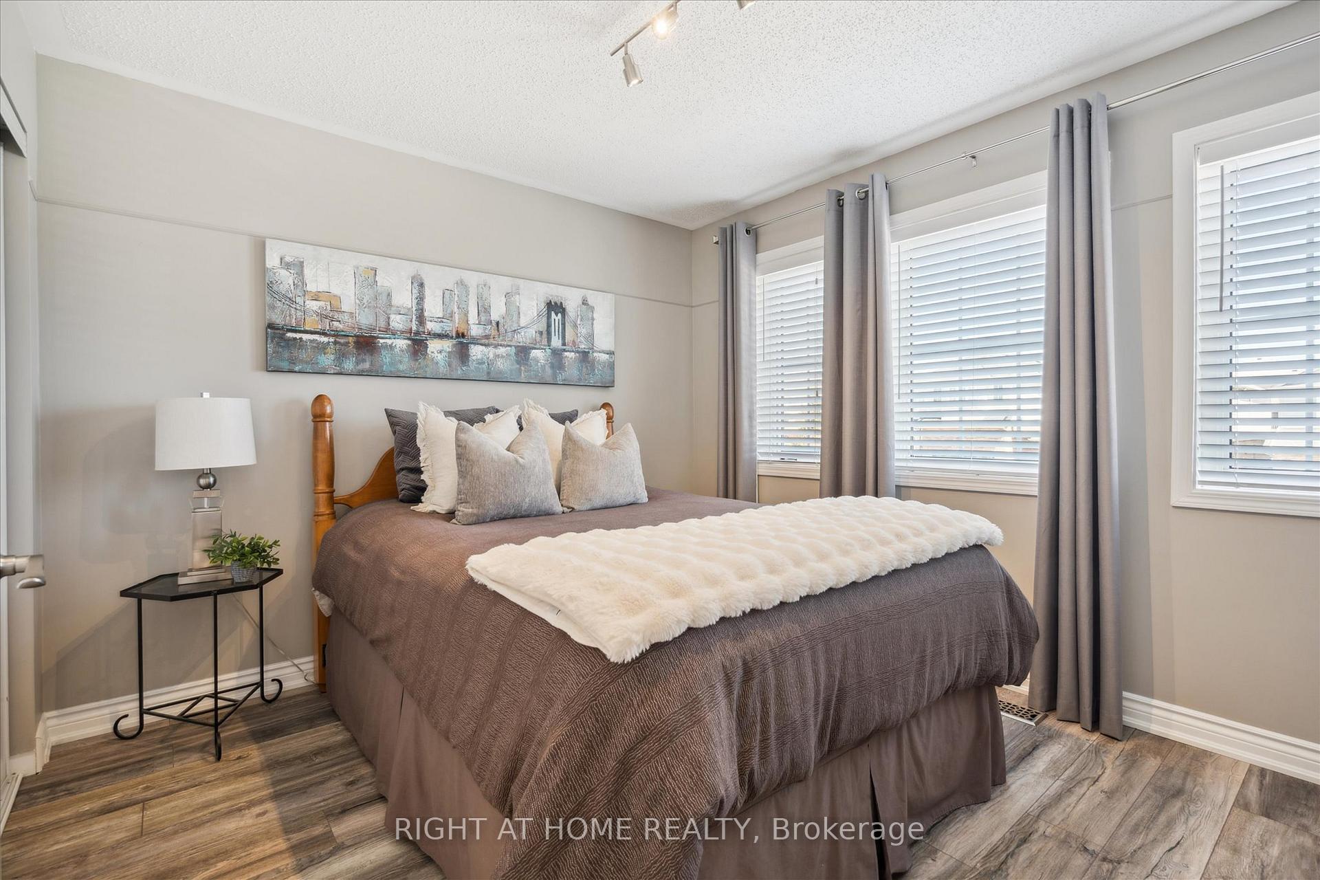 Photo 23 of 668 Blythwood Square, Oshawa, Samac — HOMEH