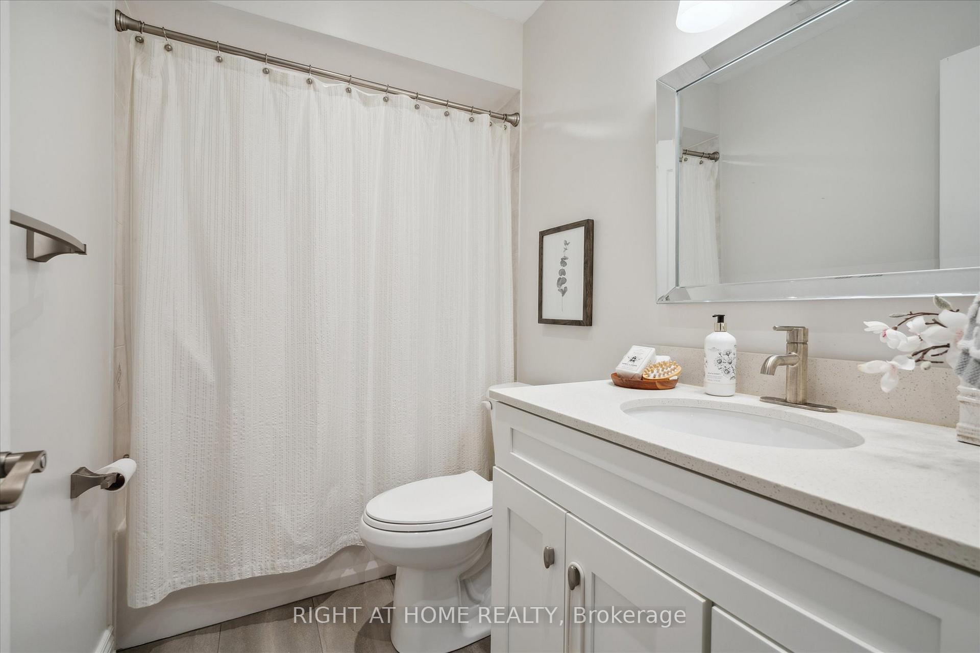 Photo 24 of 668 Blythwood Square, Oshawa, Samac — HOMEH