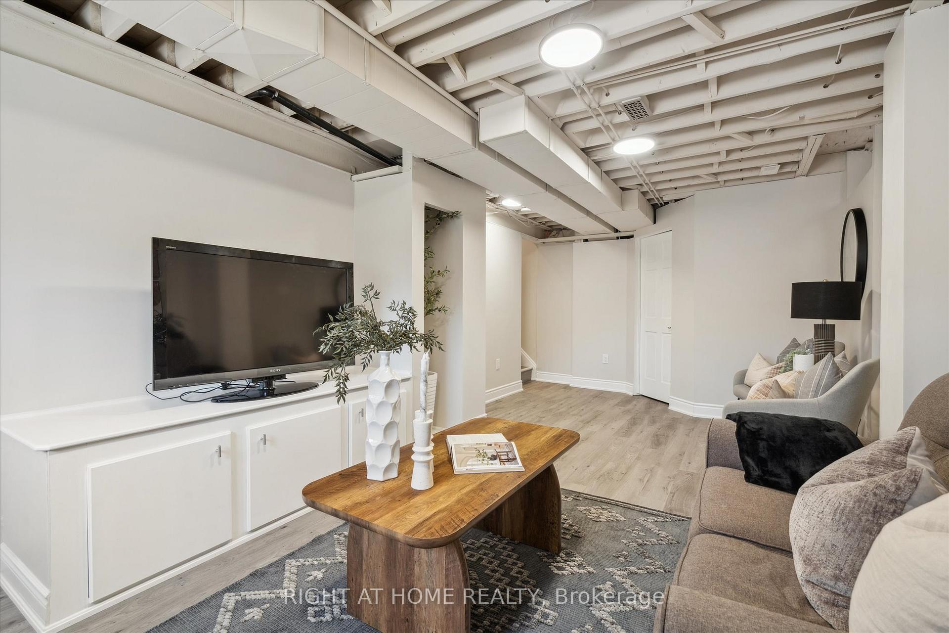 Photo 27 of 668 Blythwood Square, Oshawa, Samac — HOMEH