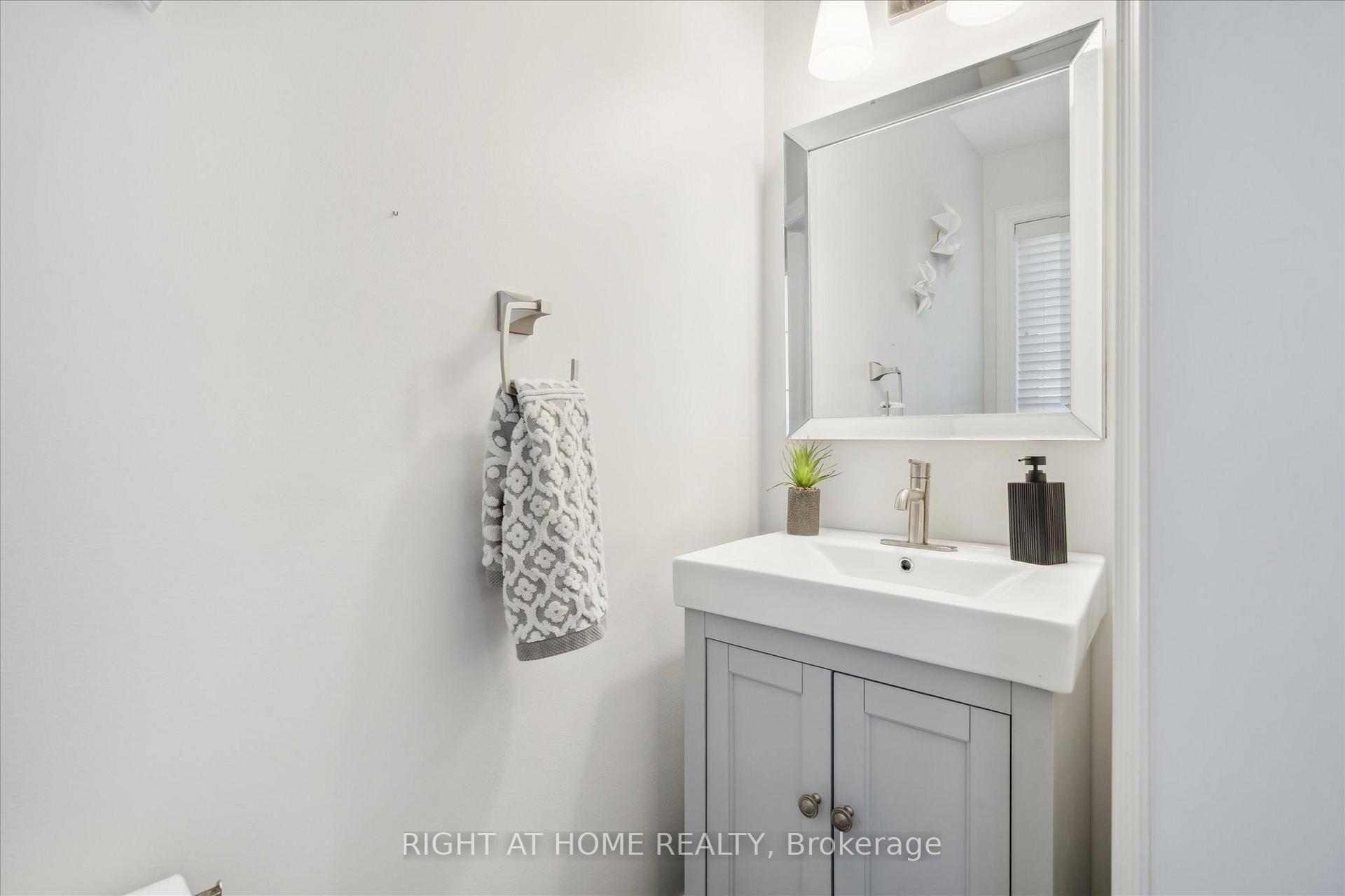 Photo 29 of 668 Blythwood Square, Oshawa, Samac — HOMEH