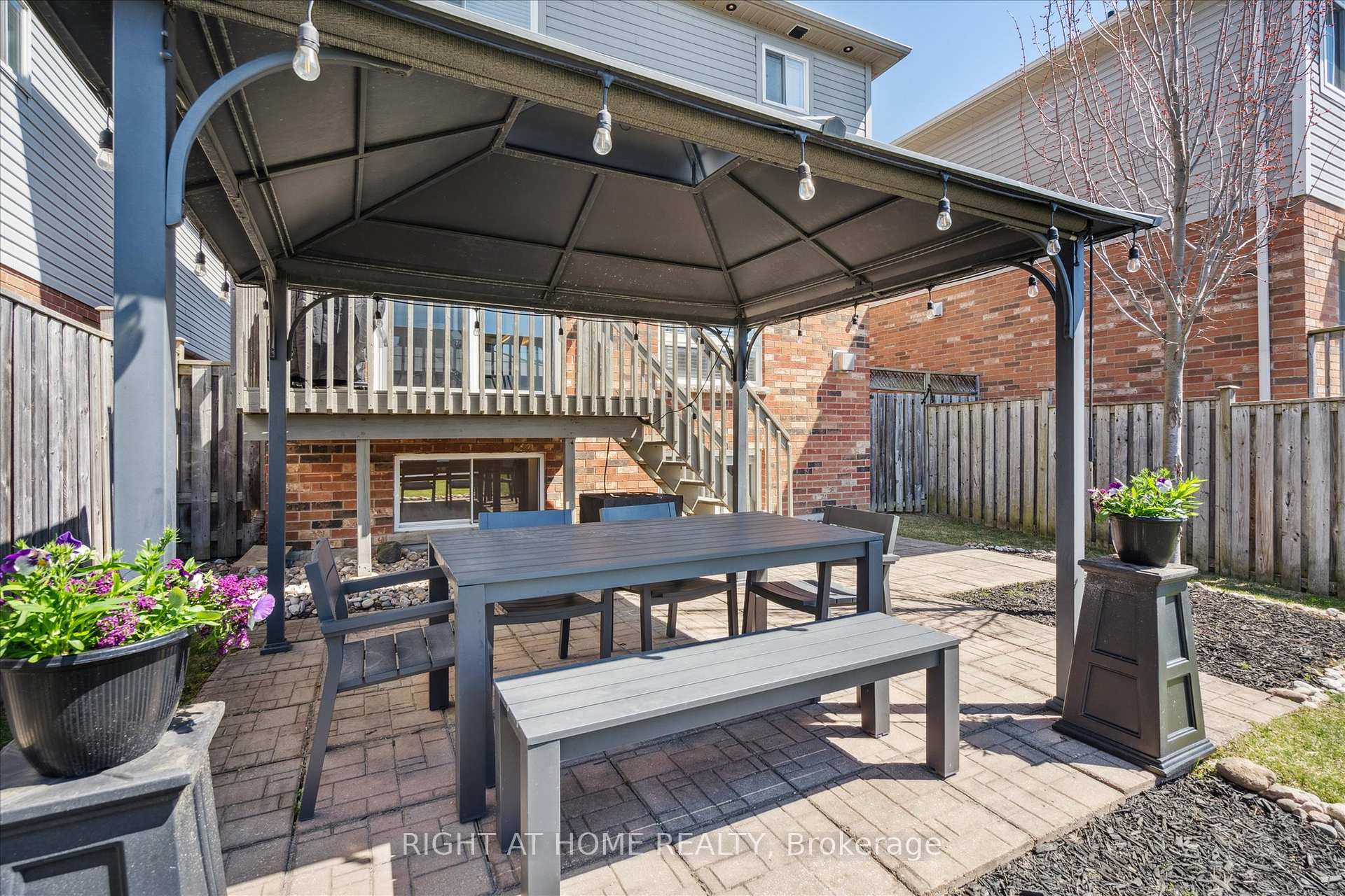 Photo 33 of 668 Blythwood Square, Oshawa, Samac — HOMEH