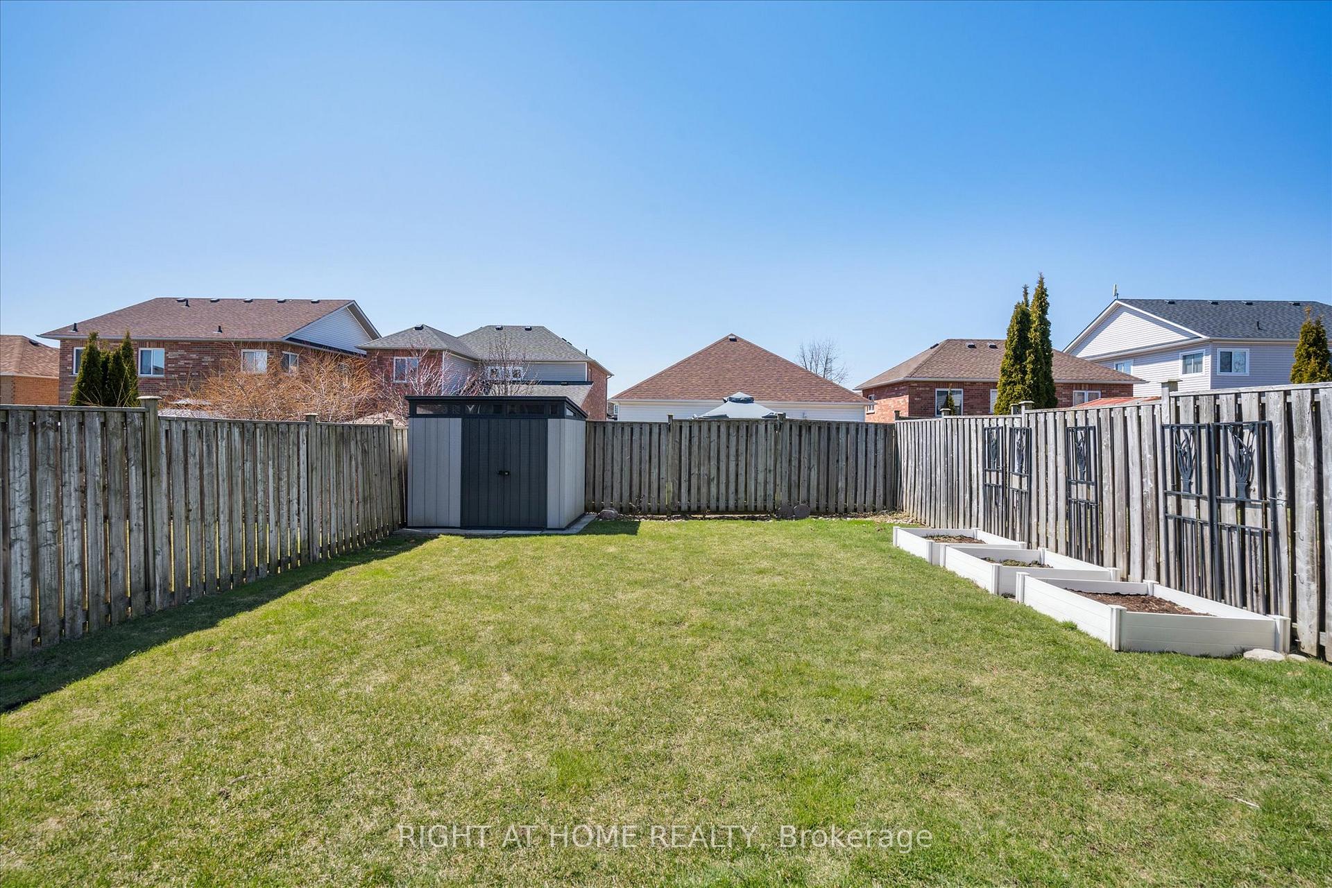 Photo 37 of 668 Blythwood Square, Oshawa, Samac — HOMEH