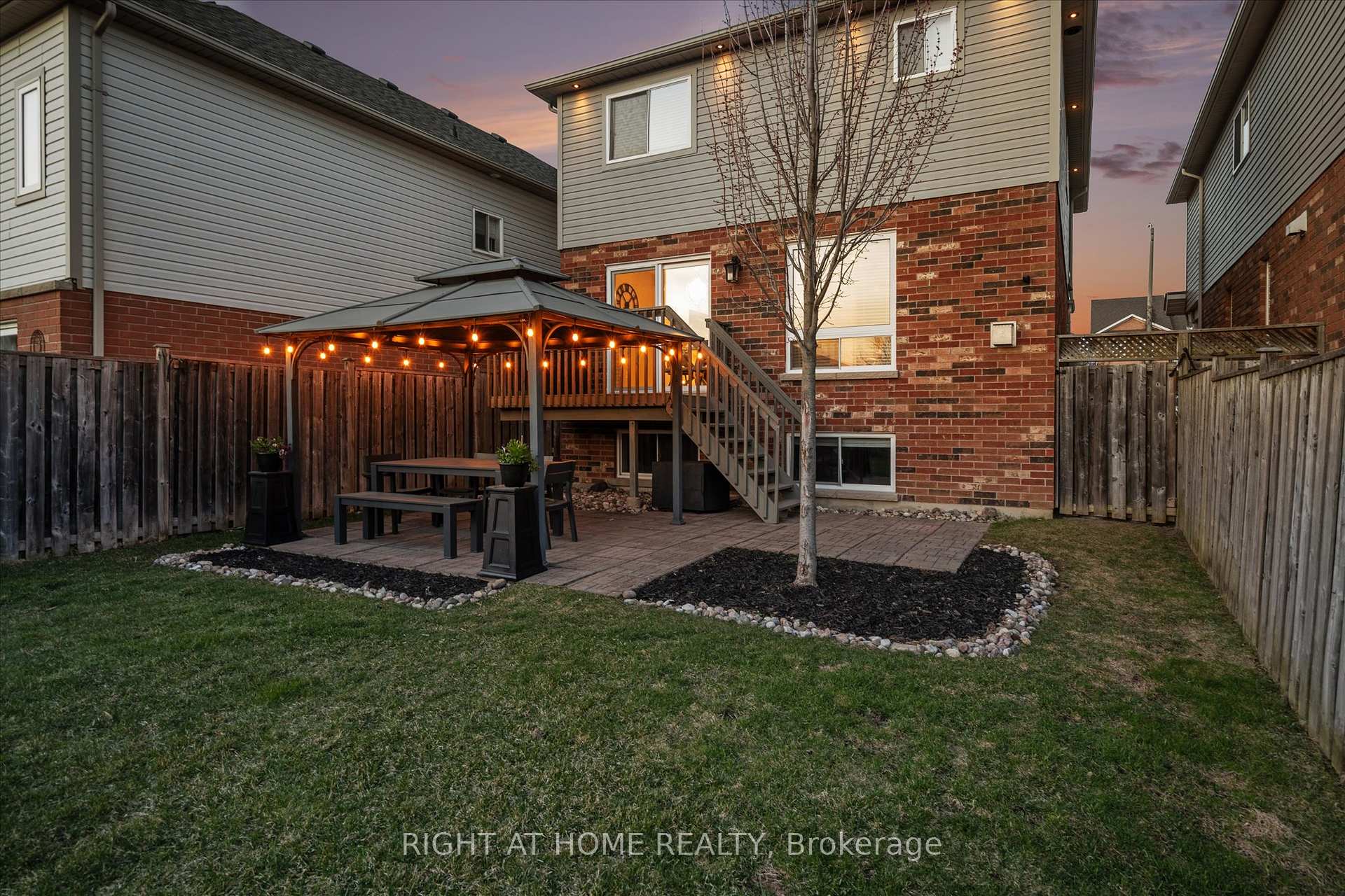 Photo 38 of 668 Blythwood Square, Oshawa, Samac — HOMEH