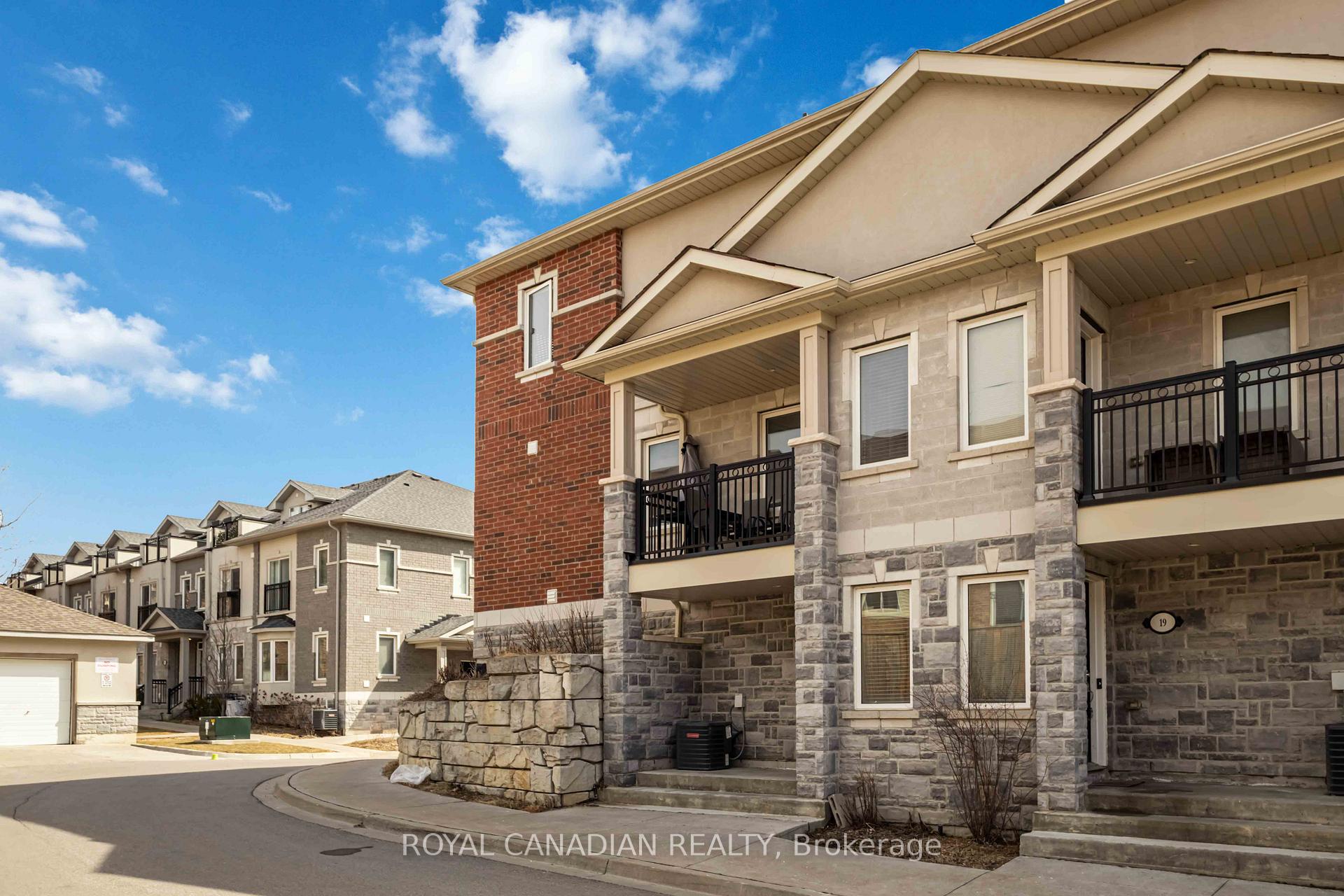 Photo 3 of 20 Dunsley Way, Whitby, Pringle Creek — HOMEH