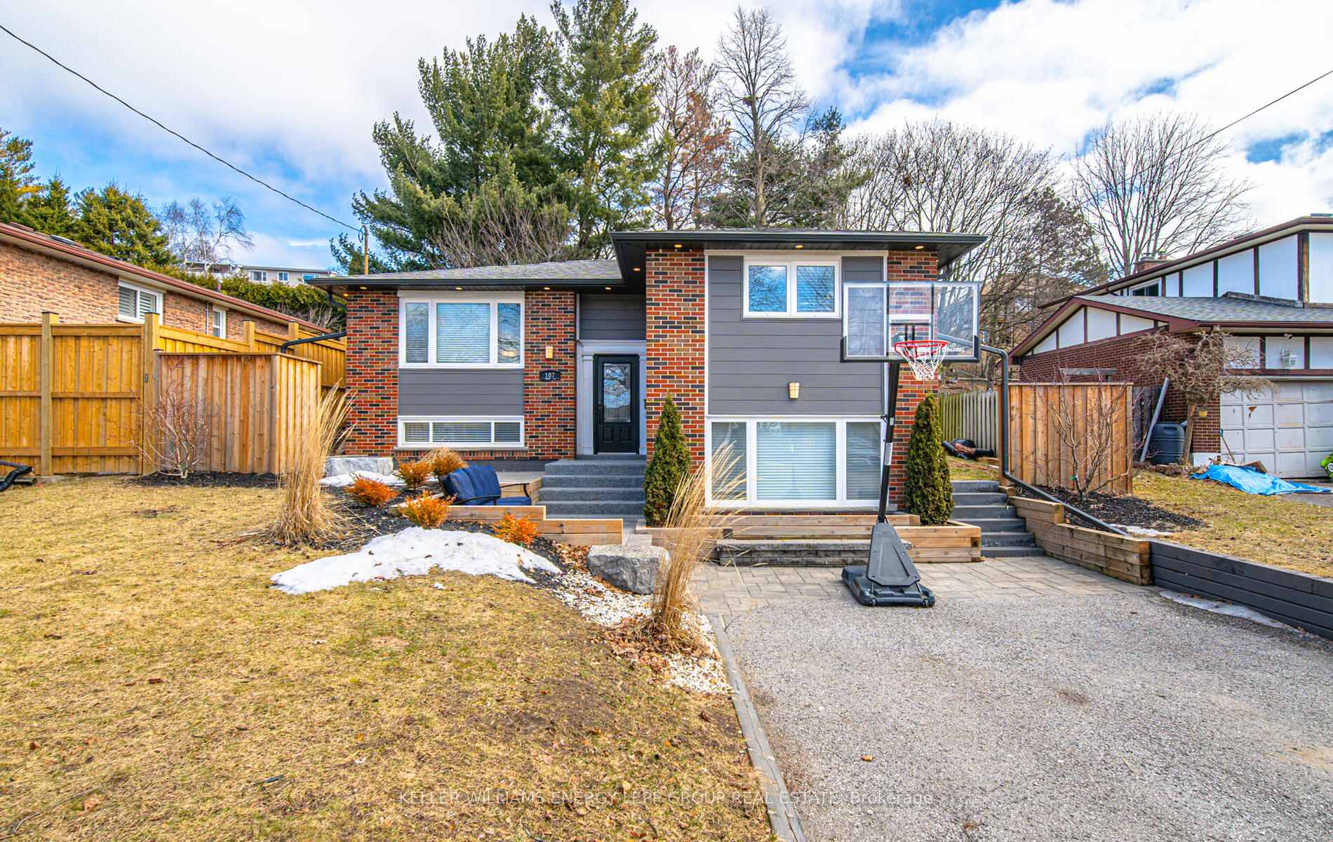 Photo 2 of 107 Springdale Crescent, Oshawa, Donevan — HOMEH