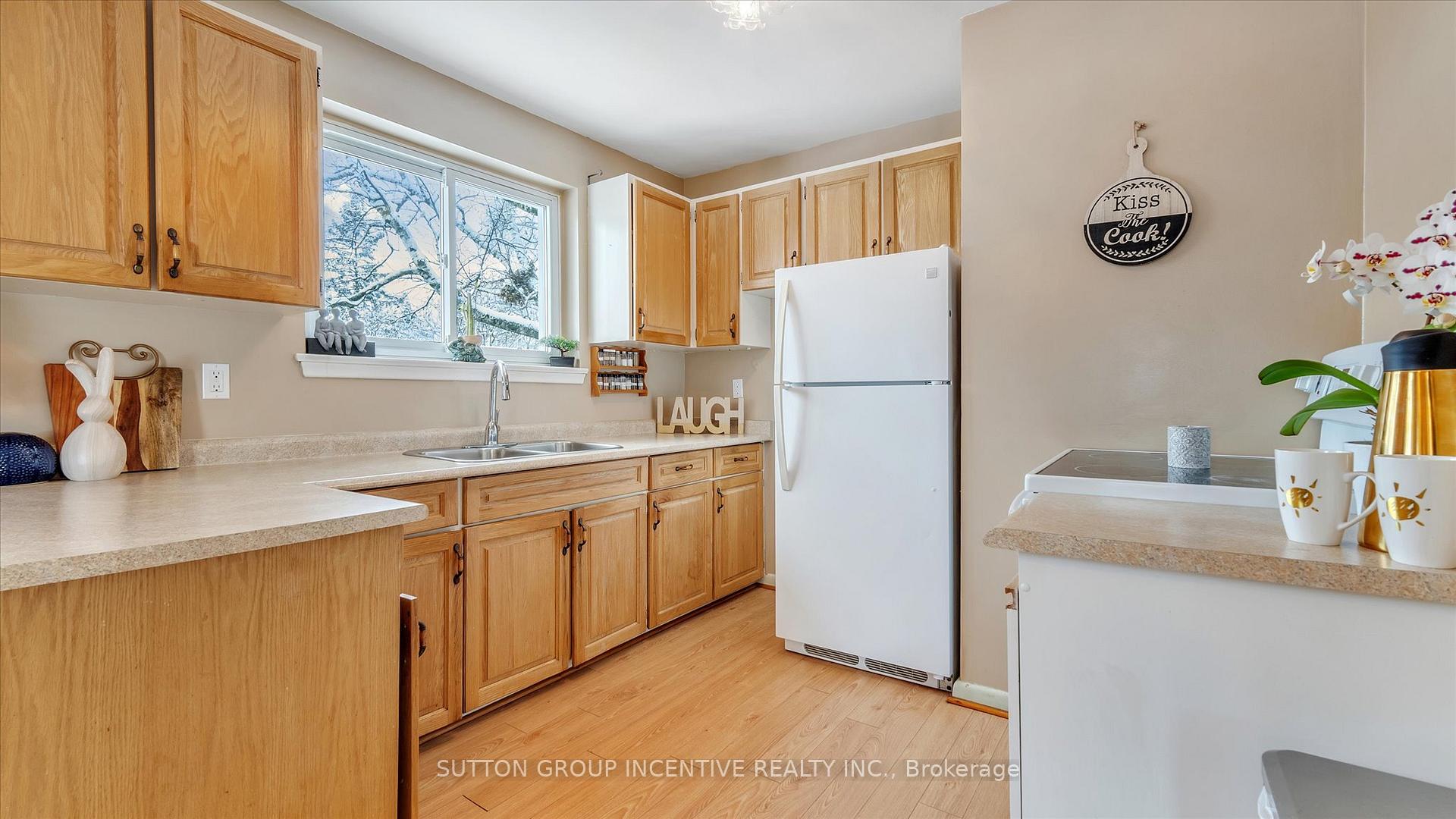 Photo 10 of 8 Webster Drive, Aurora, Aurora Highlands — HOMEH