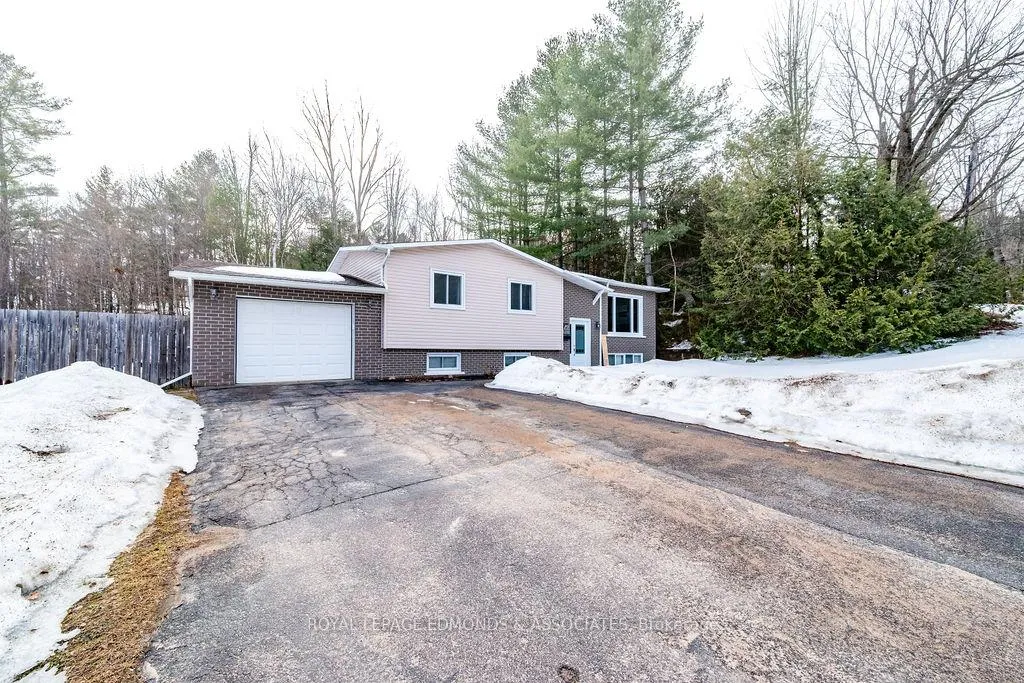 Photo 3 of 65 Armstrong Road, Petawawa — HOMEH