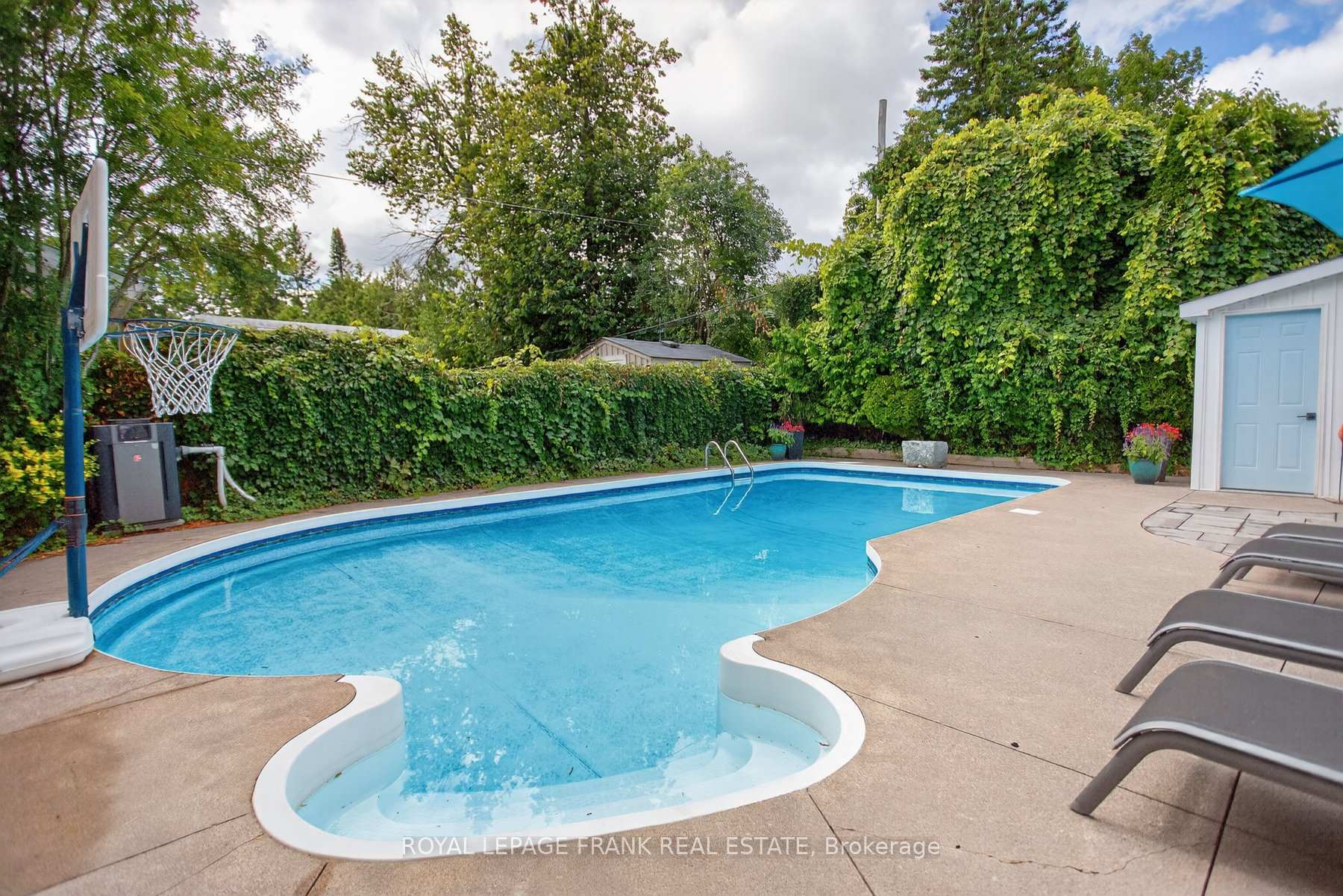 Photo 2 of 1805 Parkwood Circle, Peterborough, Monaghan Ward 2 — HOMEH