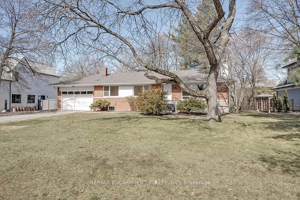 Front of 2063 Glenforest Crescent