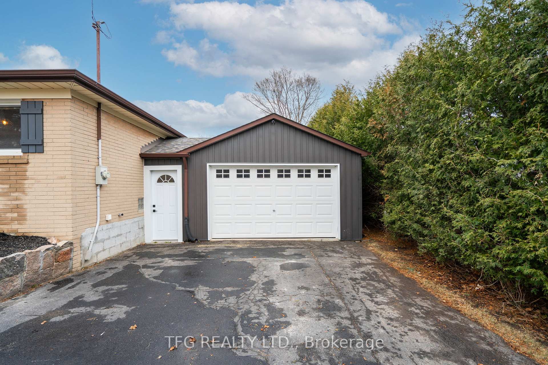 Photo 2 of 19 Torian Avenue, Whitby, Brooklin — HOMEH