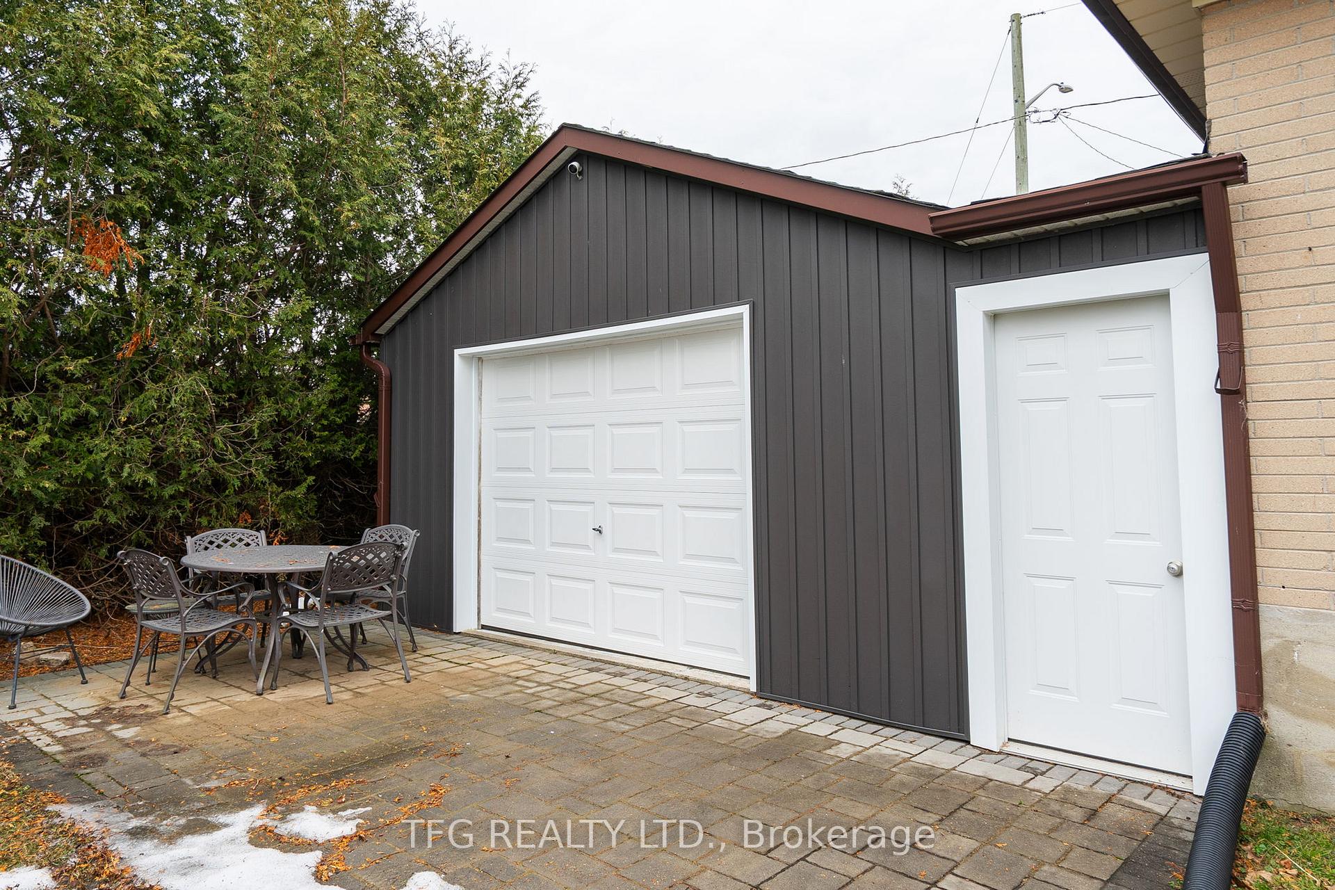 Photo 3 of 19 Torian Avenue, Whitby, Brooklin — HOMEH