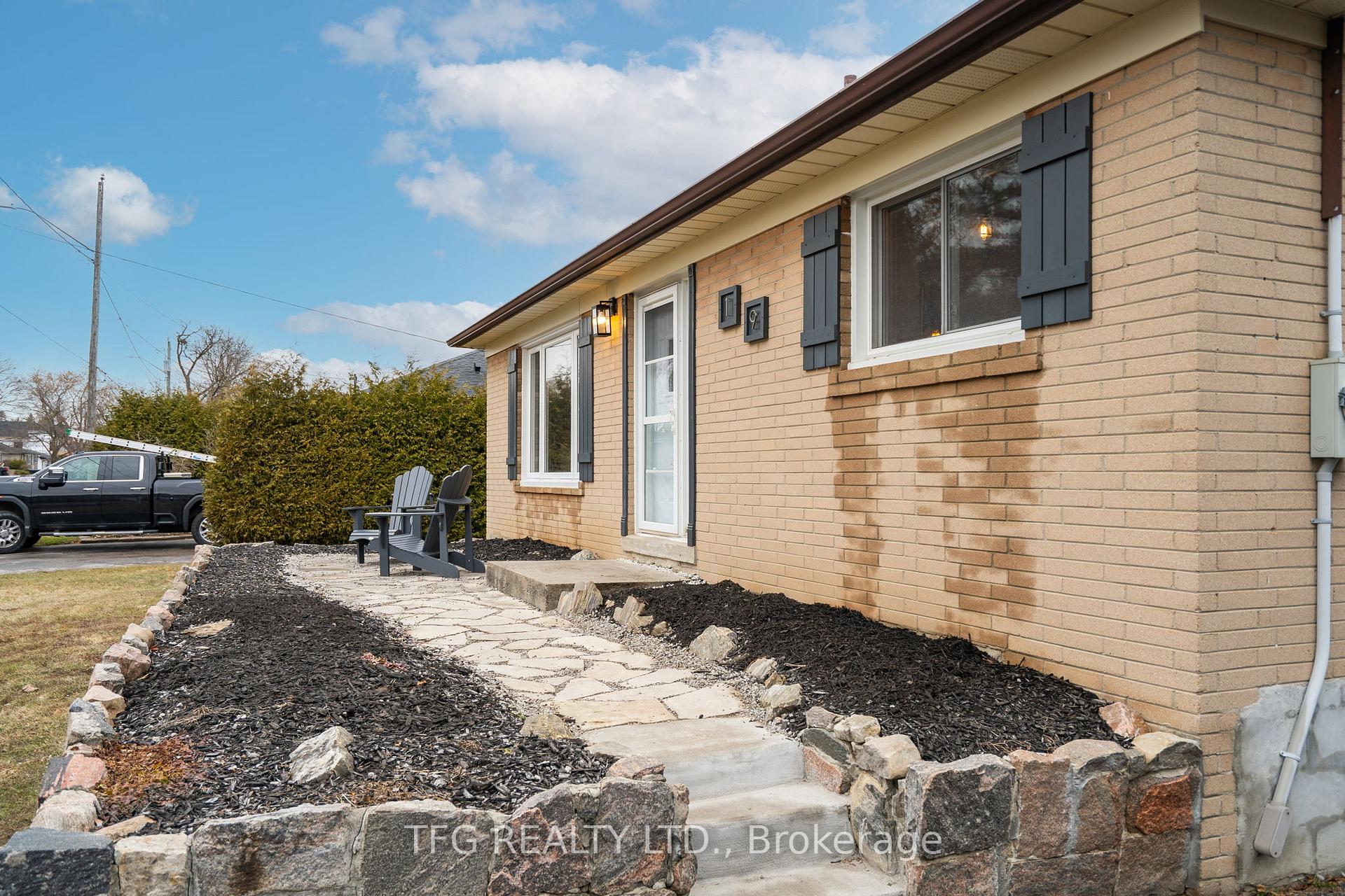 Photo 4 of 19 Torian Avenue, Whitby, Brooklin — HOMEH