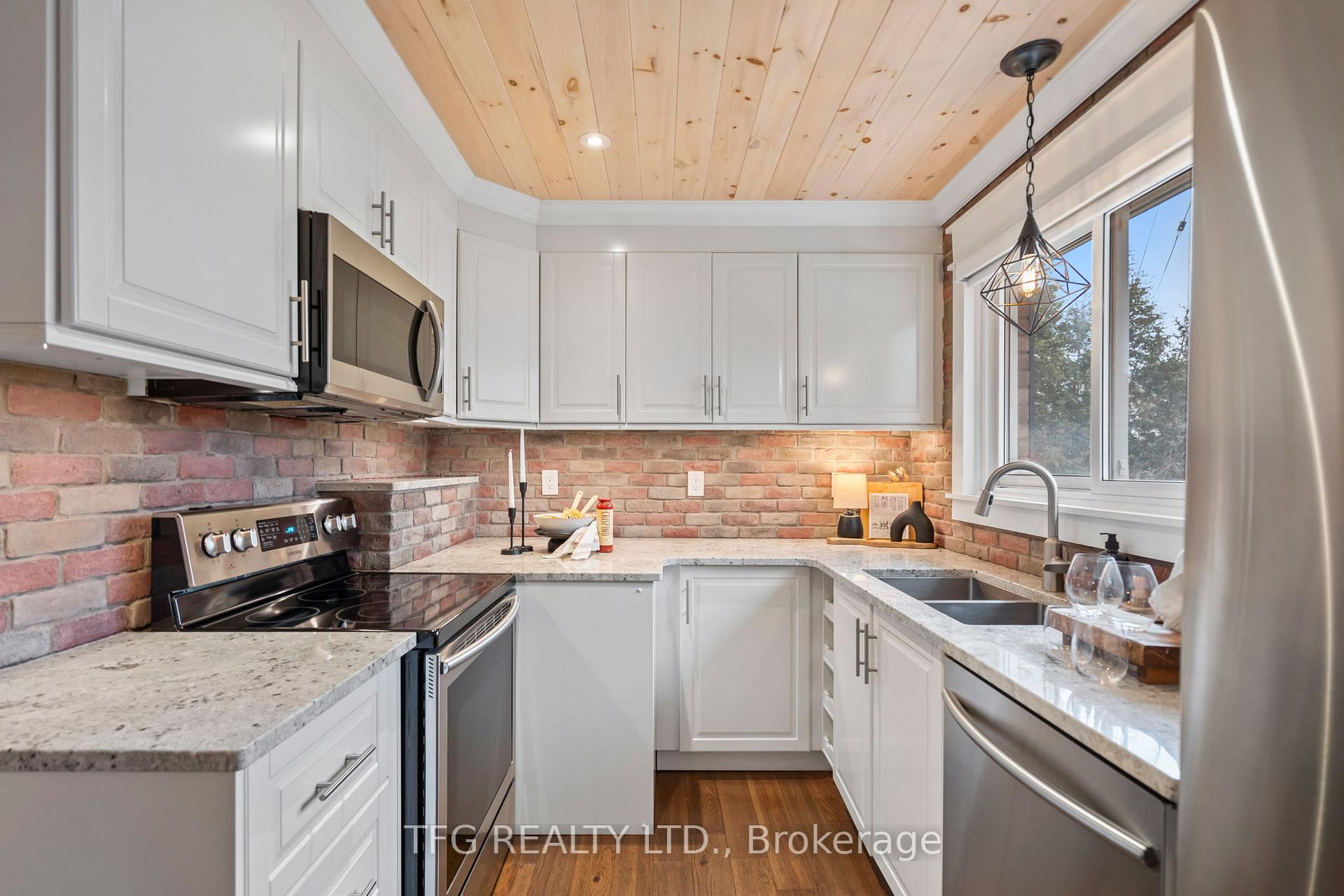 Photo 10 of 19 Torian Avenue, Whitby, Brooklin — HOMEH
