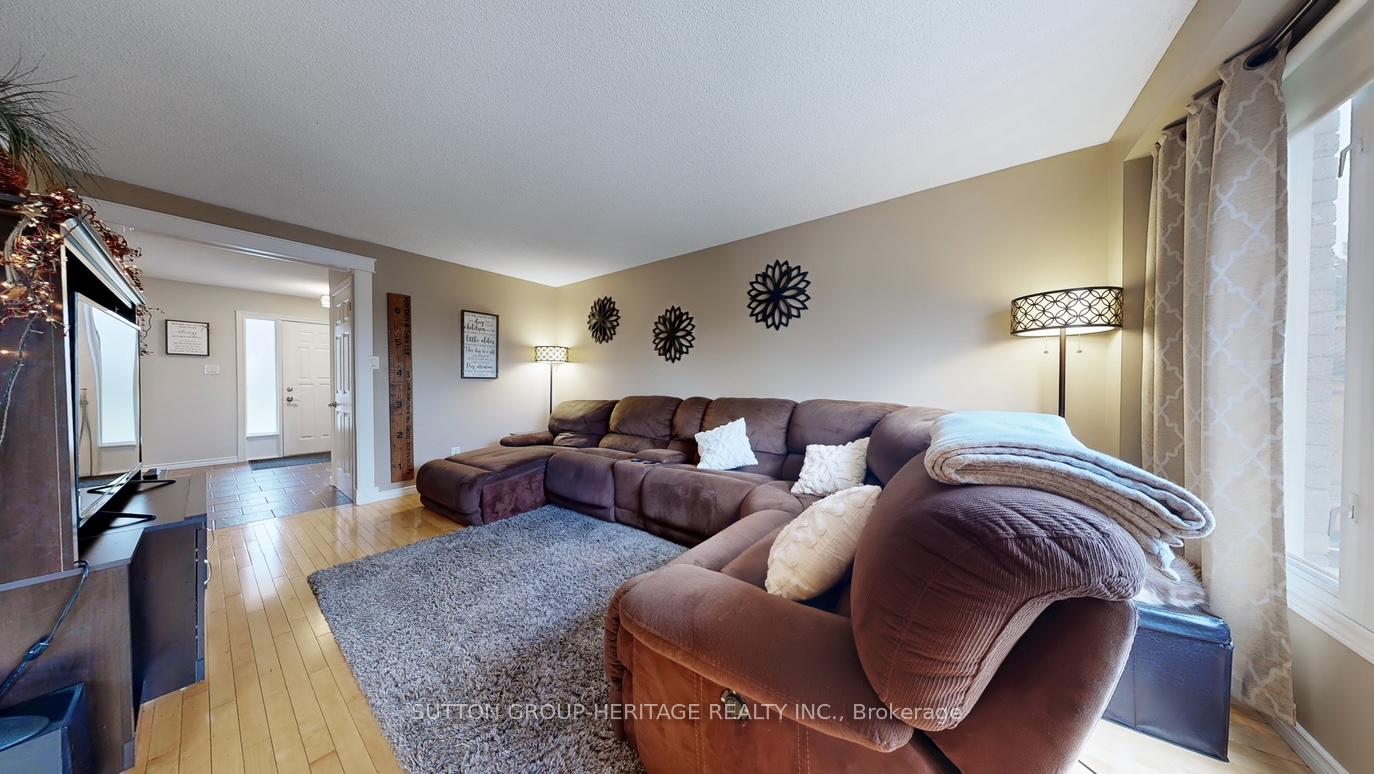 Photo 2 of 950 Roundelay Drive, Oshawa, McLaughlin — HOMEH