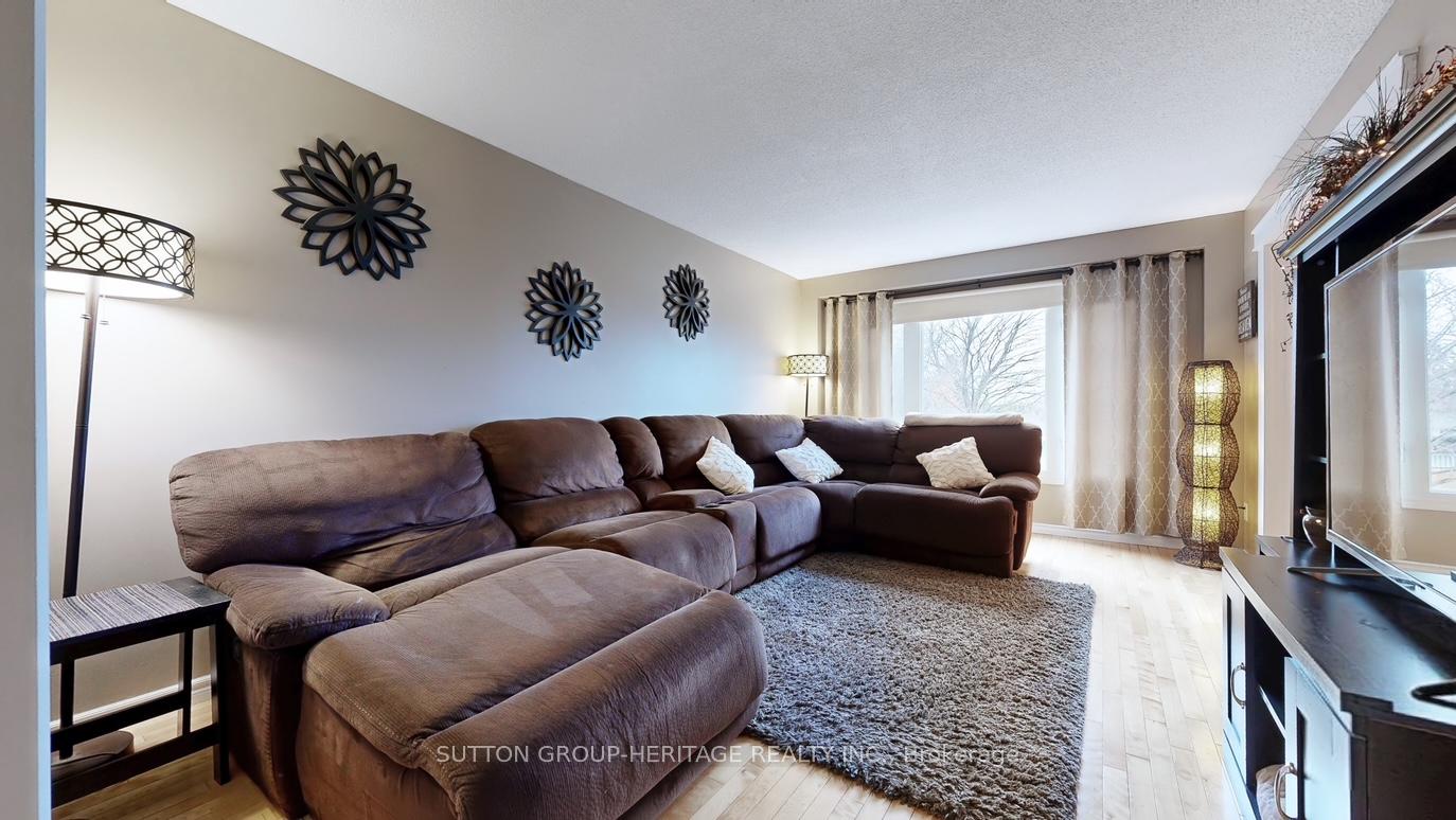 Photo 3 of 950 Roundelay Drive, Oshawa, McLaughlin — HOMEH