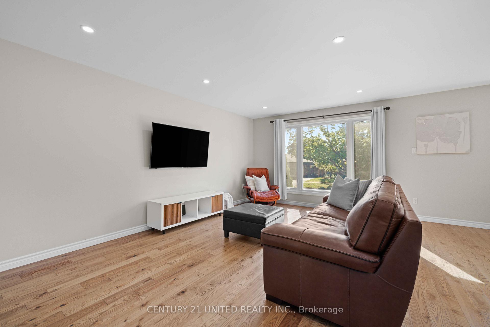 Photo 3 of 392 Wellington Street, Peterborough, Northcrest Ward 5 — HOMEH