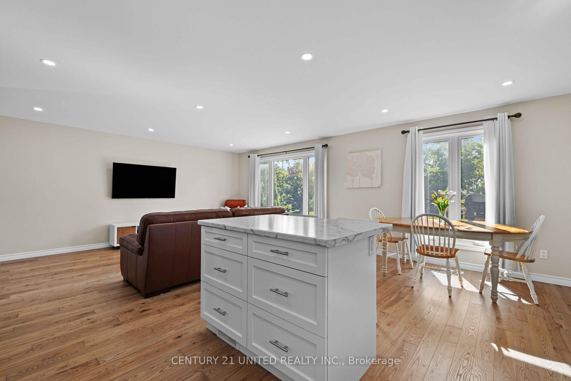 Photo 6 of 392 Wellington Street, Peterborough, Northcrest Ward 5 — HOMEH