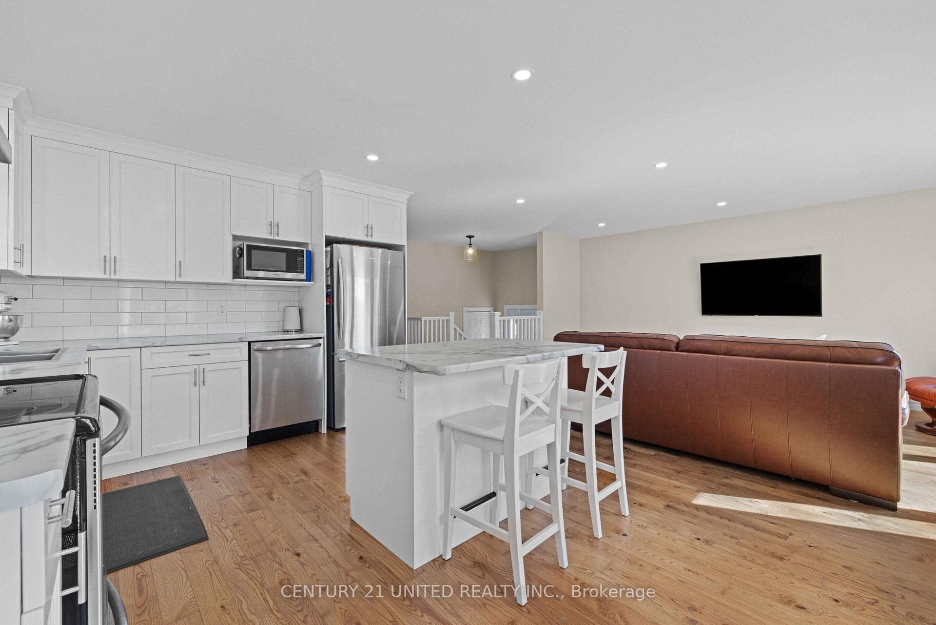 Photo 8 of 392 Wellington Street, Peterborough, Northcrest Ward 5 — HOMEH