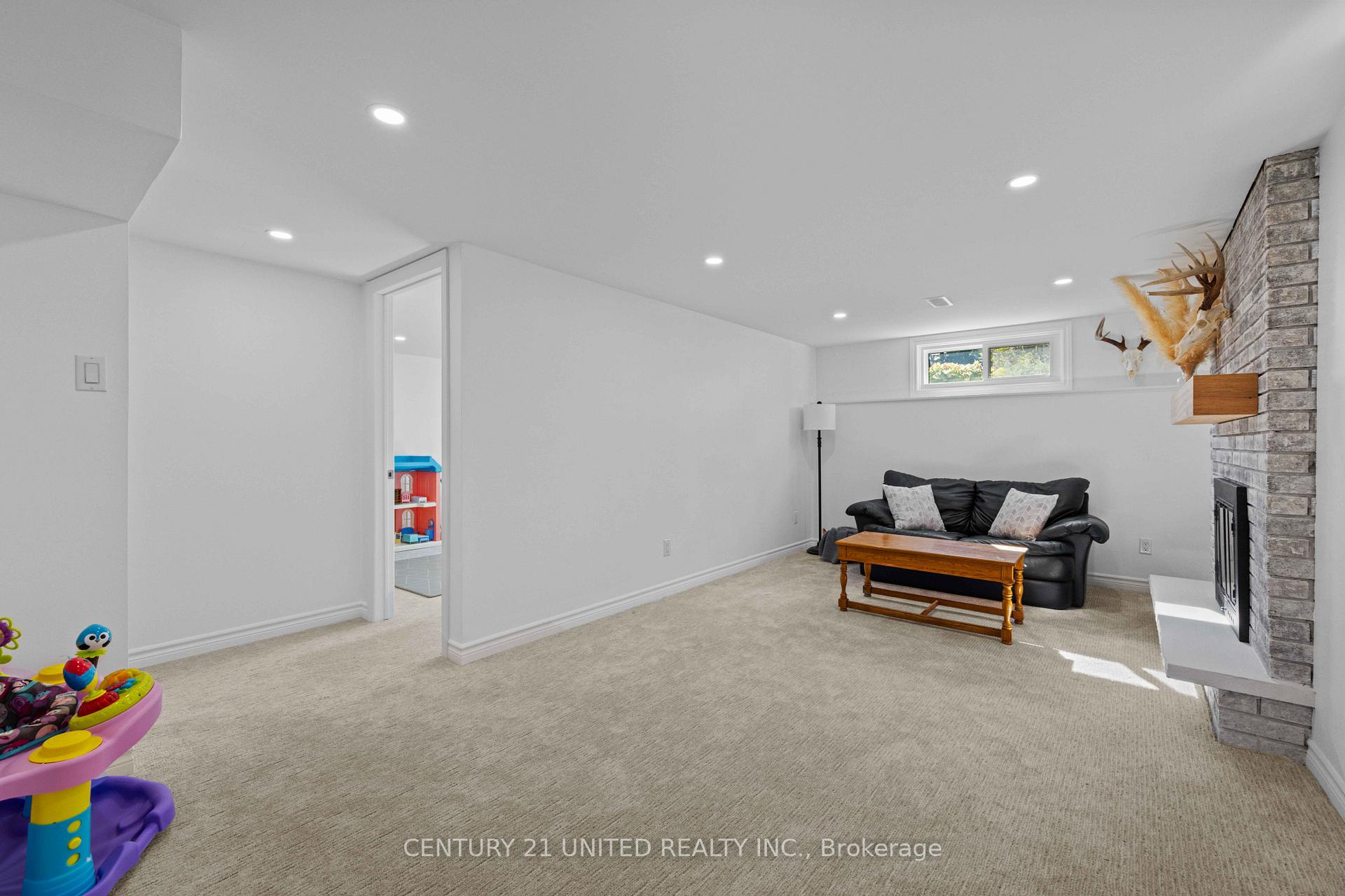 Photo 17 of 392 Wellington Street, Peterborough, Northcrest Ward 5 — HOMEH