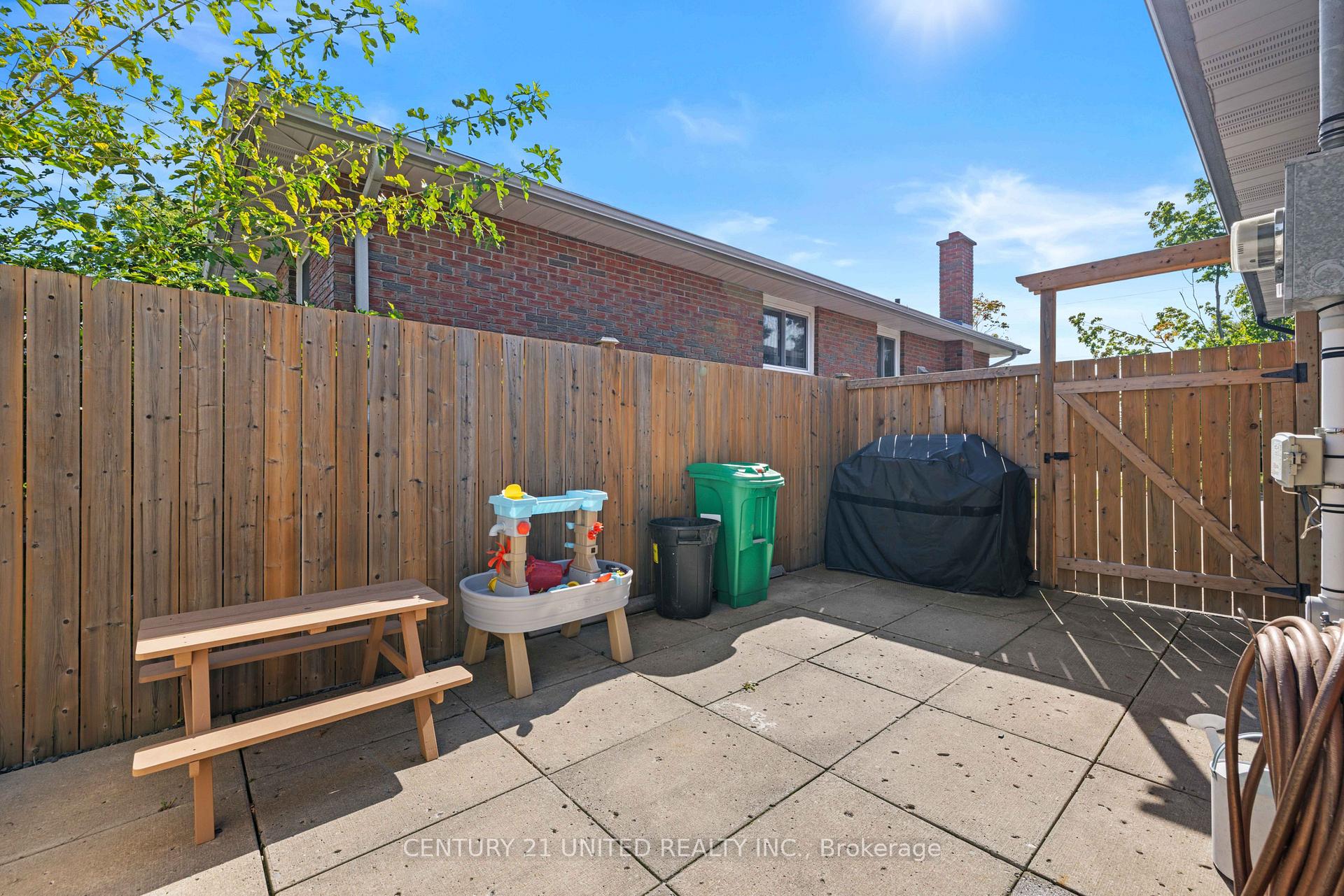 Photo 29 of 392 Wellington Street, Peterborough, Northcrest Ward 5 — HOMEH