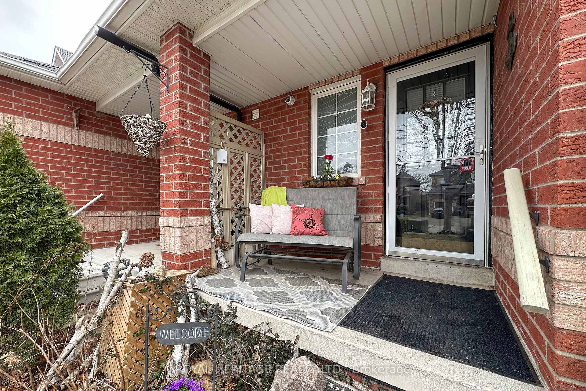 Photo 2 of 11 Threadgold Court, Whitby, Lynde Creek — HOMEH
