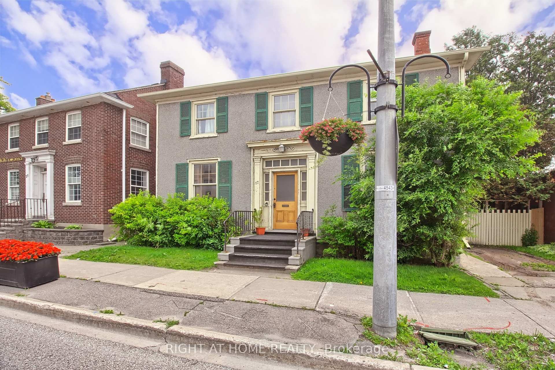 Photo 2 of 17 Wellington Street E, Aurora, Aurora Village — HOMEH