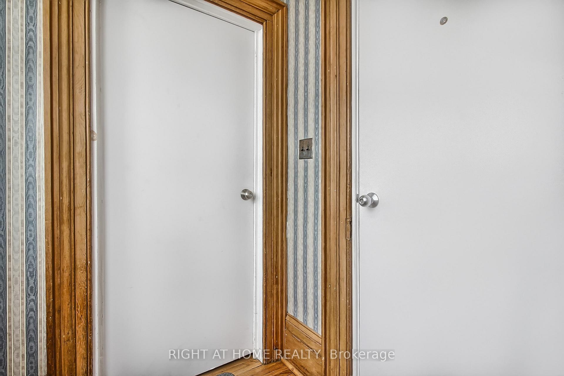 Photo 3 of 17 Wellington Street E, Aurora, Aurora Village — HOMEH