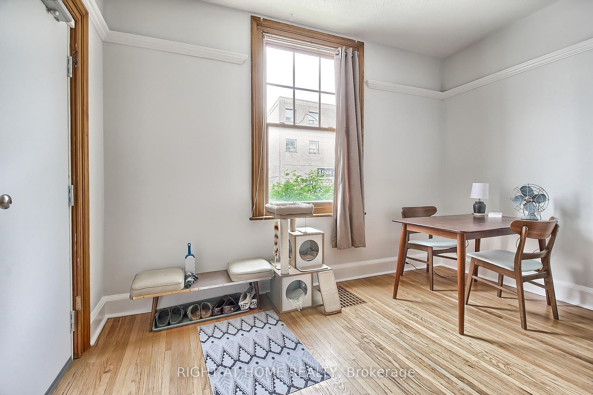 Photo 5 of 17 Wellington Street E, Aurora, Aurora Village — HOMEH