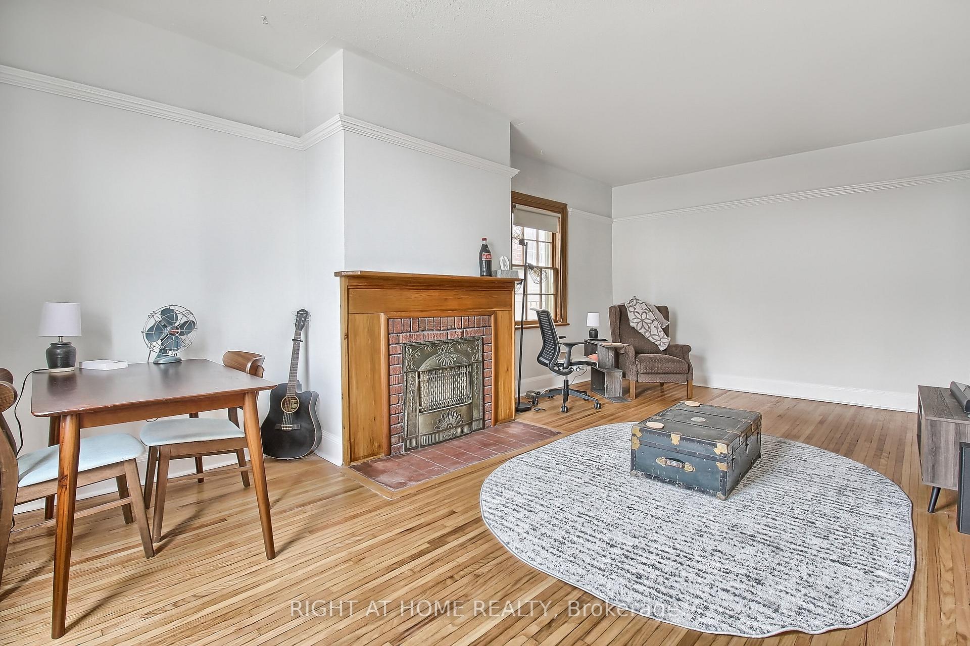 Photo 6 of 17 Wellington Street E, Aurora, Aurora Village — HOMEH