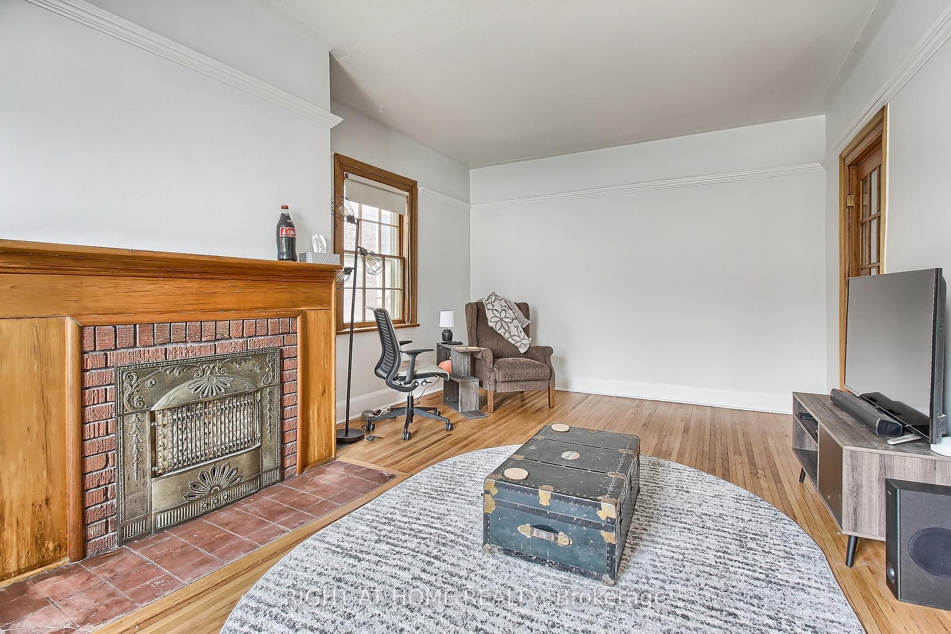 Photo 8 of 17 Wellington Street E, Aurora, Aurora Village — HOMEH