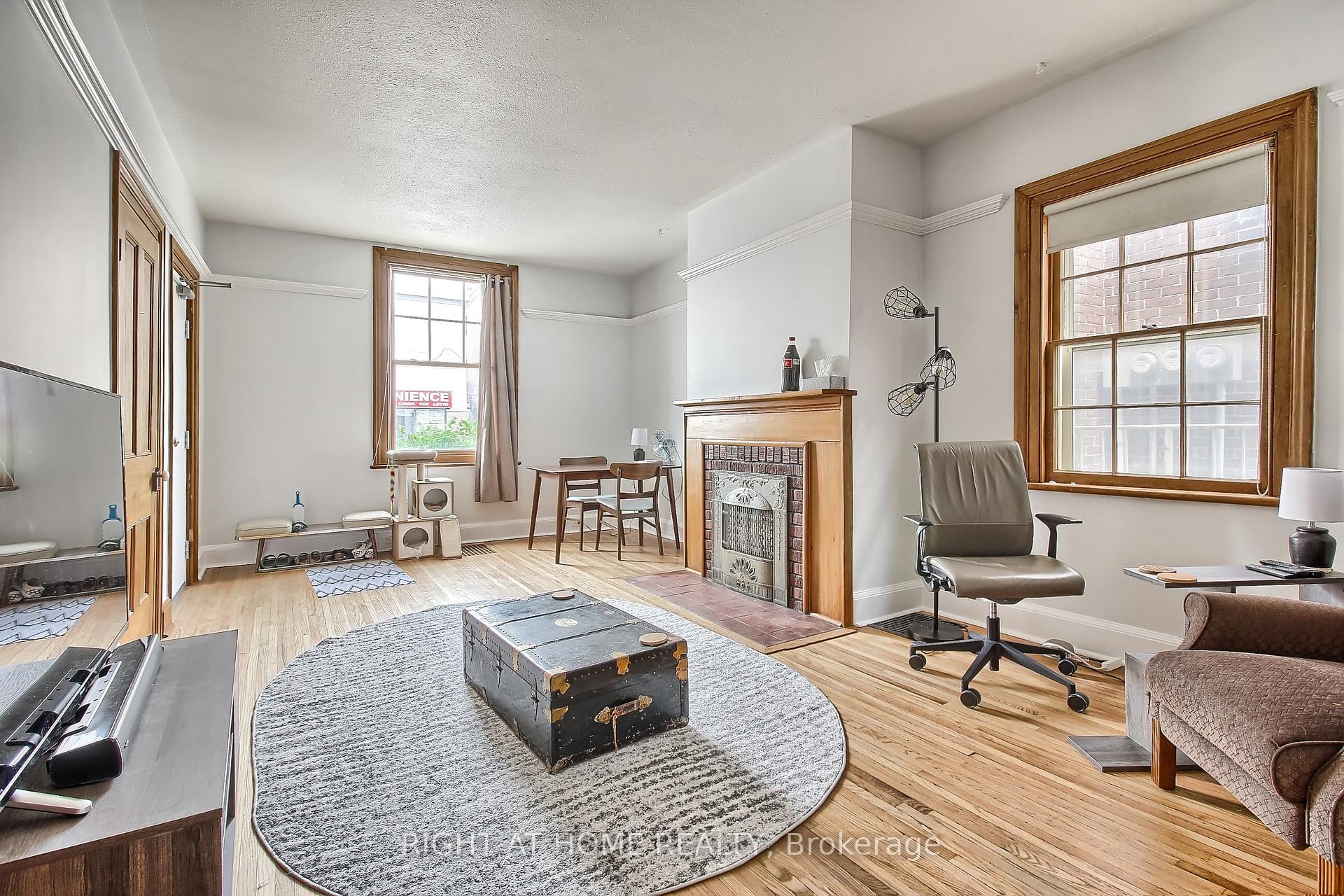 Photo 11 of 17 Wellington Street E, Aurora, Aurora Village — HOMEH