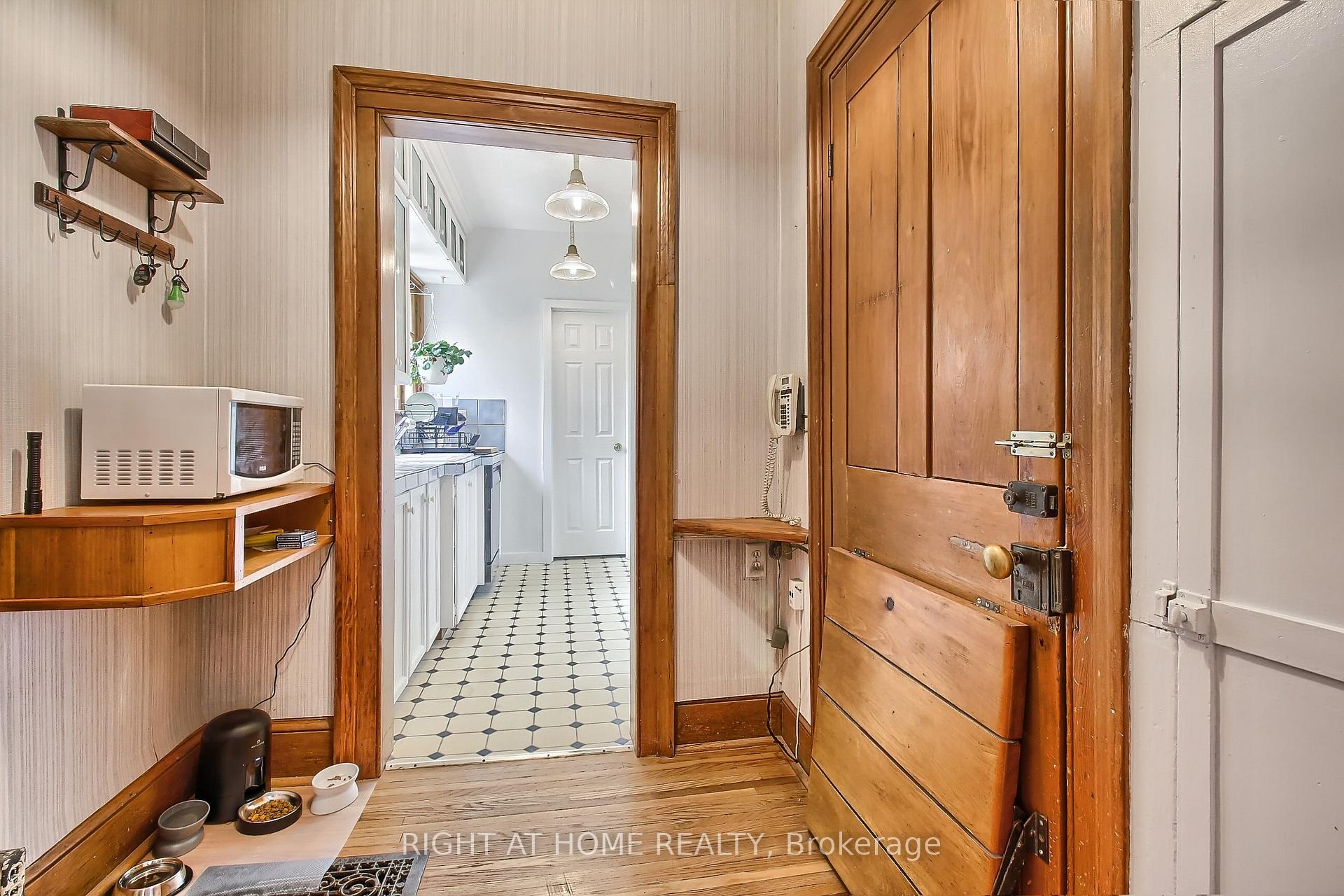 Photo 9 of 17 Wellington Street E, Aurora, Aurora Village — HOMEH
