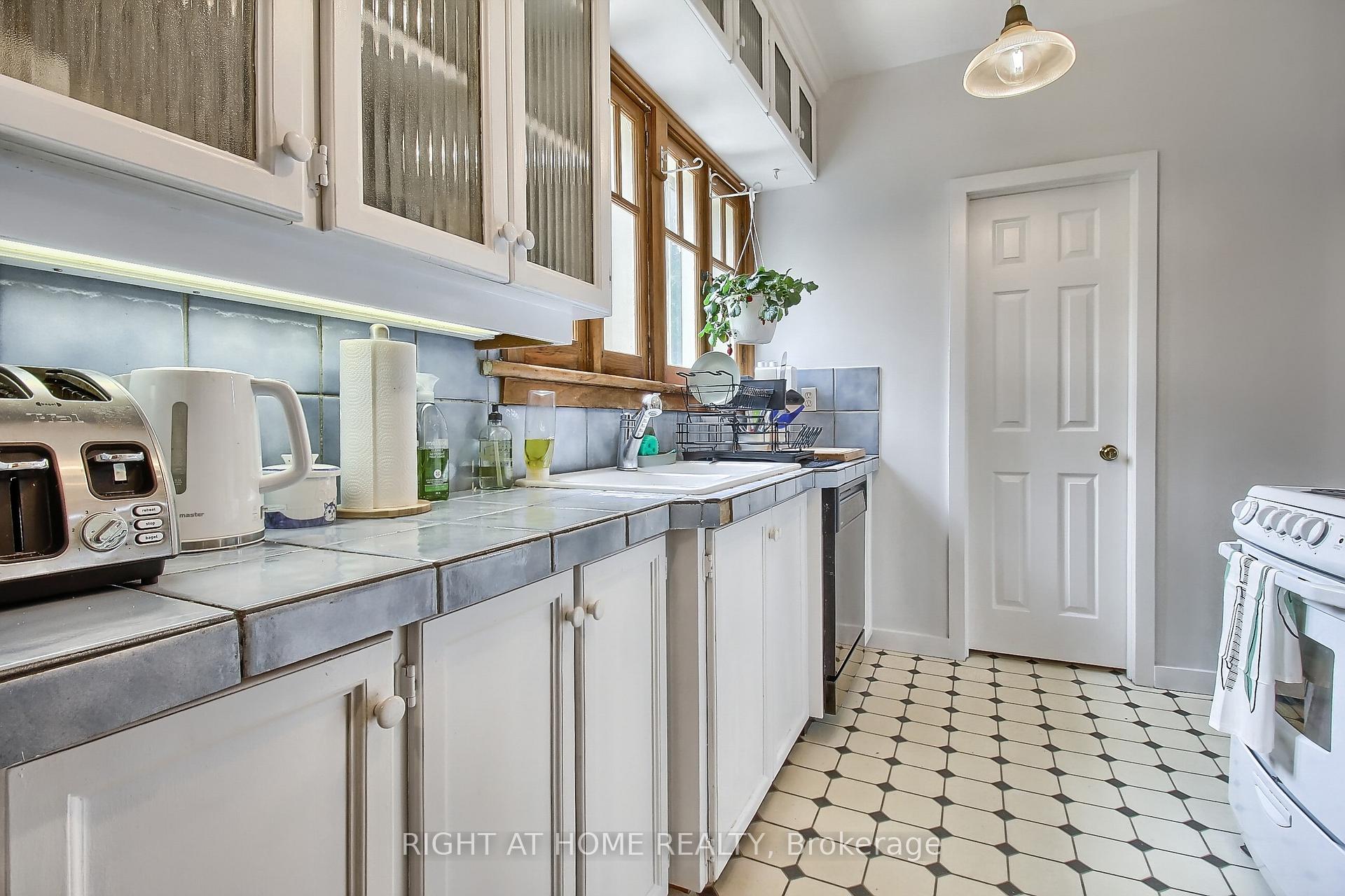 Photo 12 of 17 Wellington Street E, Aurora, Aurora Village — HOMEH