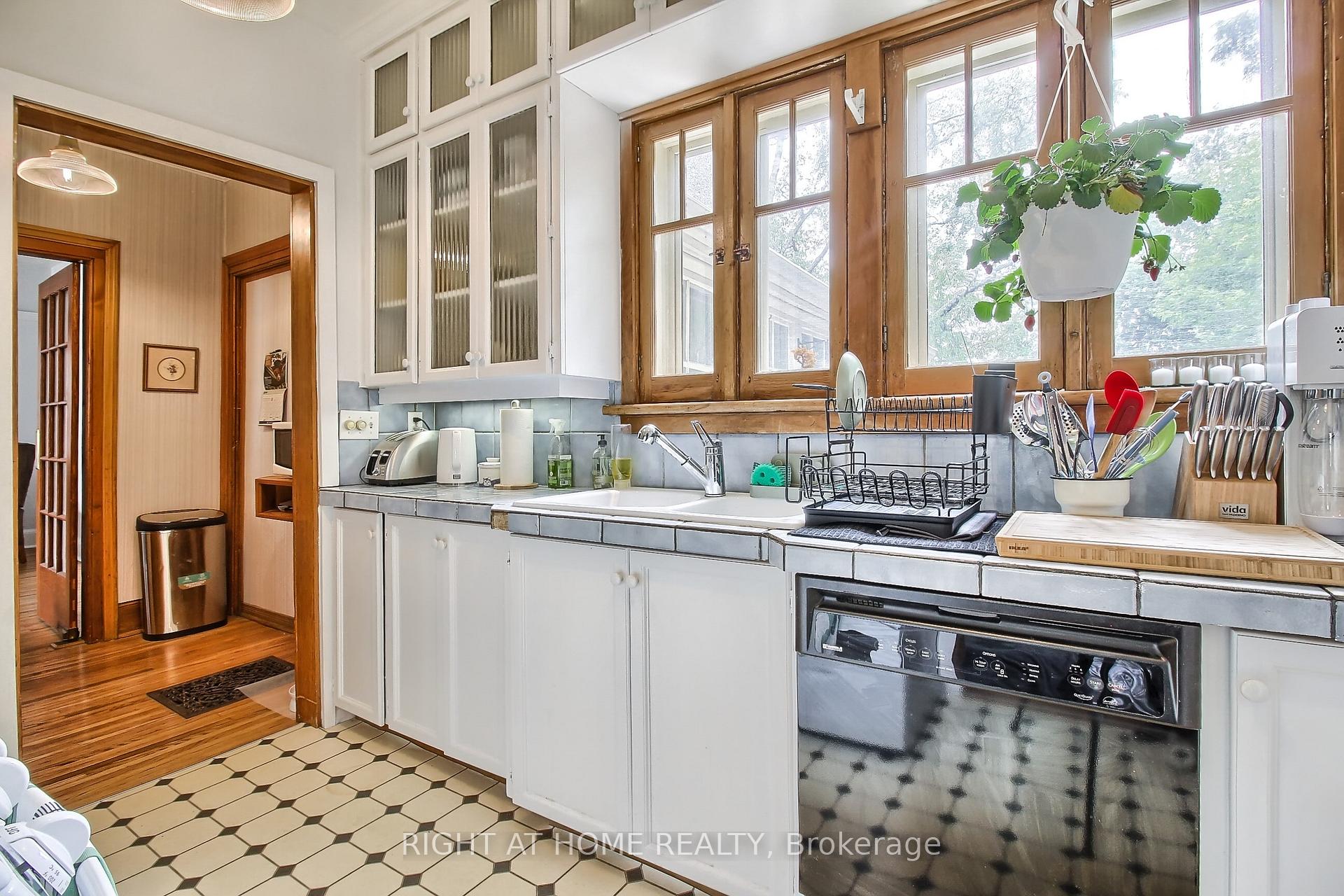 Photo 13 of 17 Wellington Street E, Aurora, Aurora Village — HOMEH