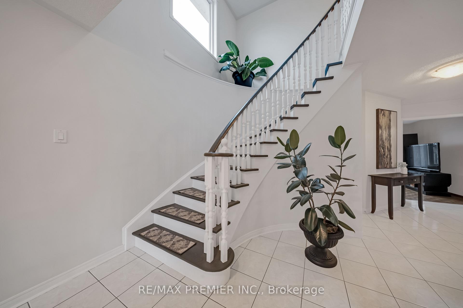 Photo 4 of 173 Andy Crescent, Vaughan, Elder Mills — HOMEH