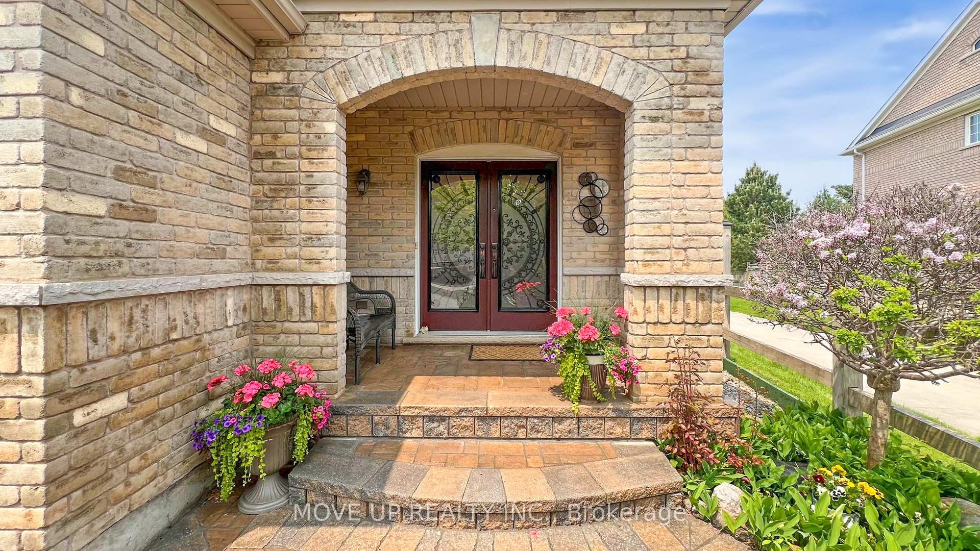 Photo 2 of 84 Santa Amato Crescent, Vaughan, Patterson — HOMEH