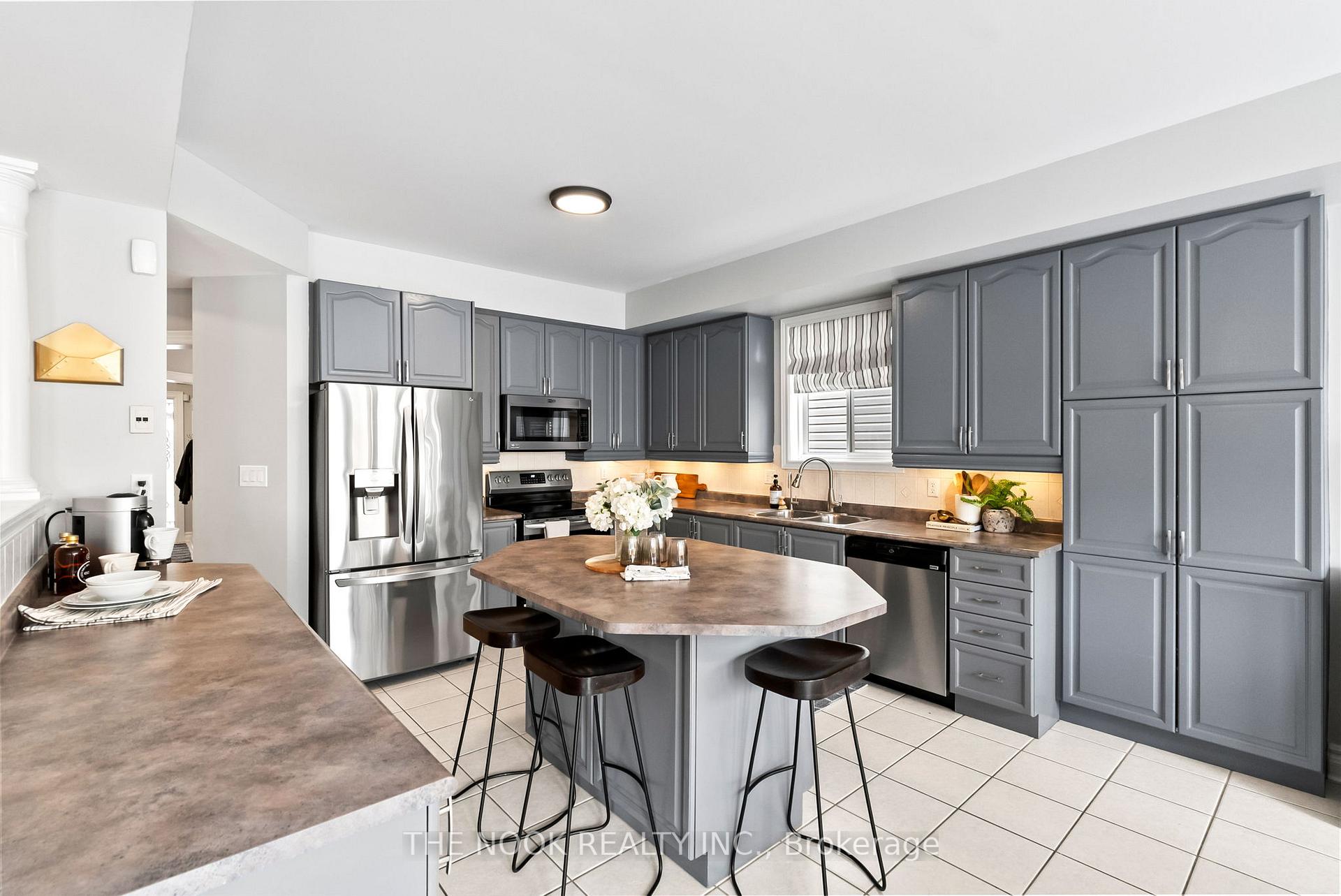 Photo 17 of 43 Tunney Place, Whitby, Brooklin — HOMEH