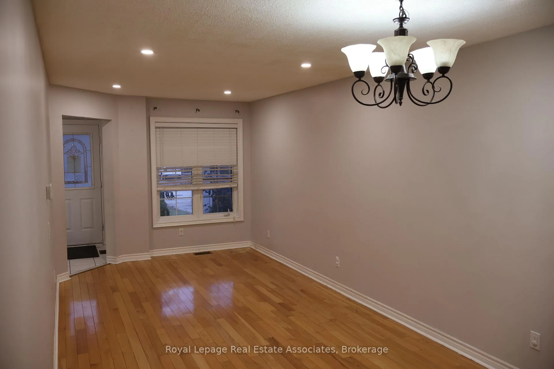 Photo 4 of 12 Wessenger Drive, Barrie, Holly — HOMEH