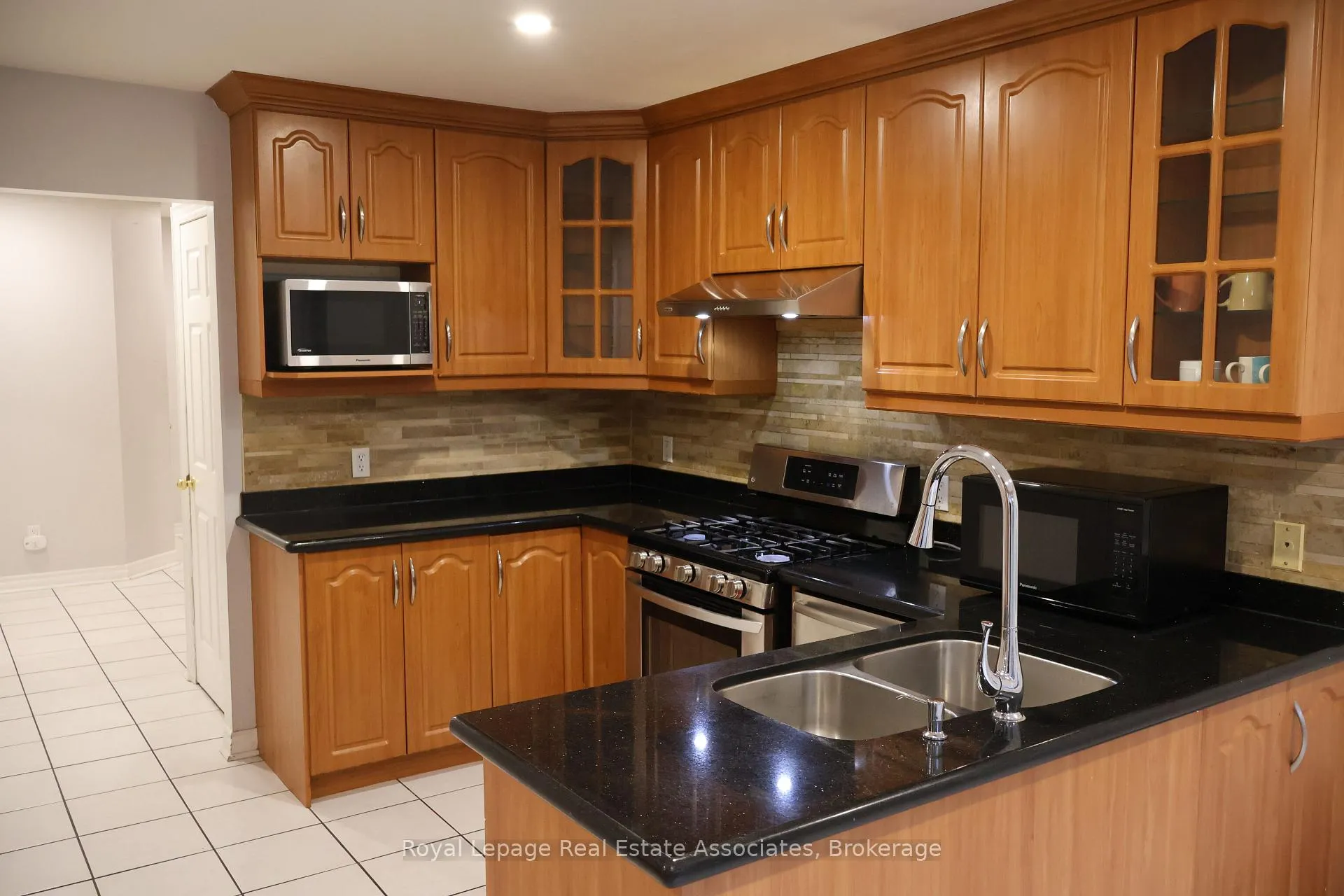 Photo 6 of 12 Wessenger Drive, Barrie, Holly — HOMEH