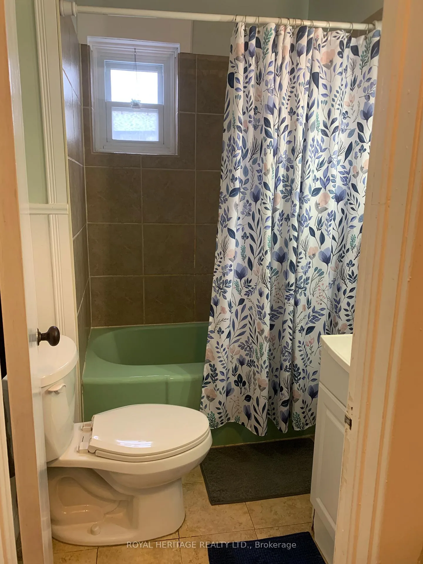 Photo 10 of 276 Parkhill Road W, Peterborough, Northcrest Ward 5 — HOMEH