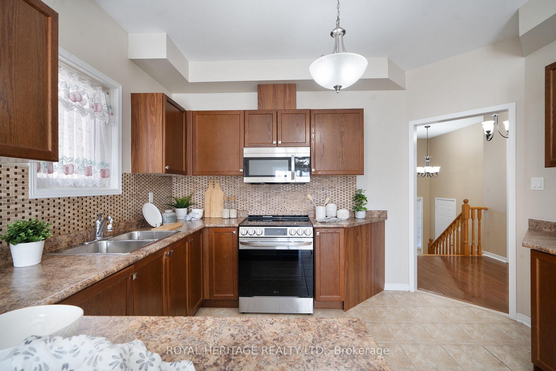 Photo 12 of 36 Tamarisk Street, Whitby, Rolling Acres — HOMEH